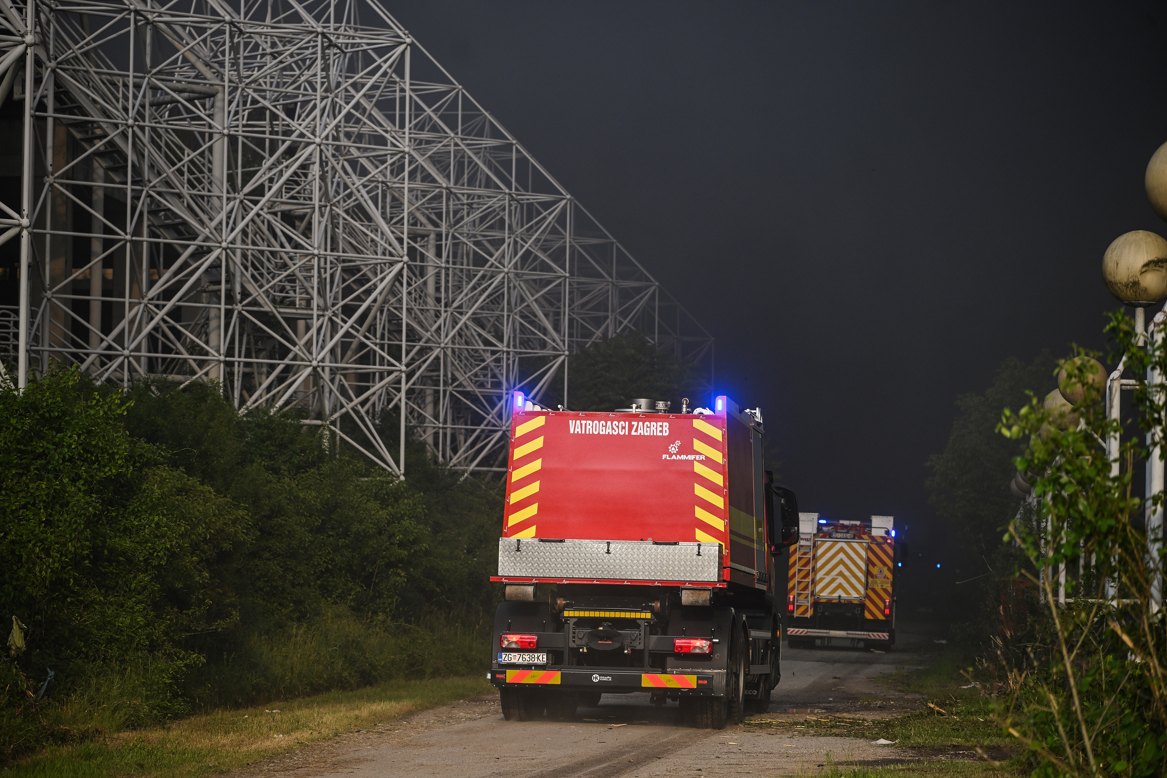 Vatrogasci gase požar