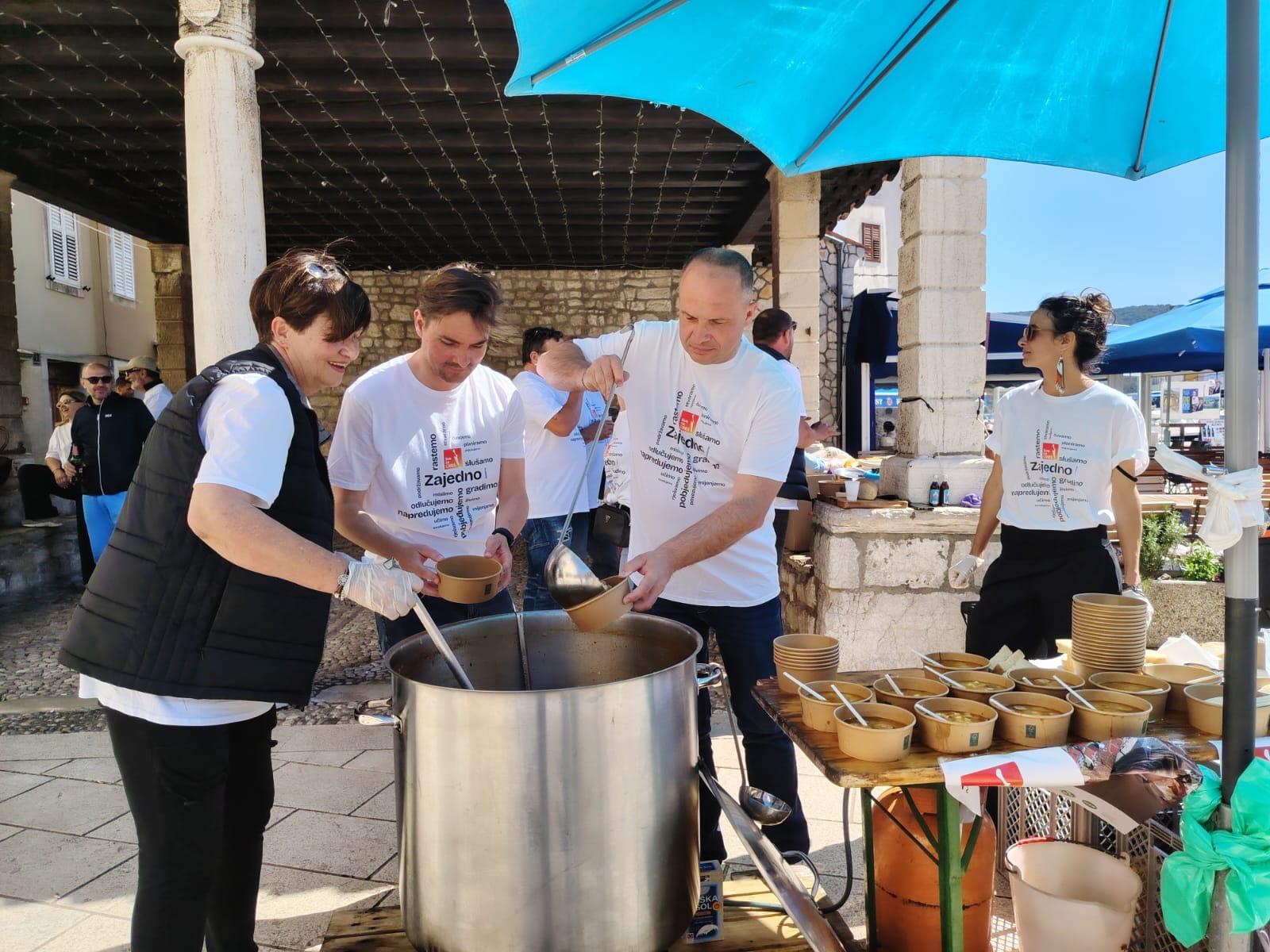 Siniša Hajdaš Dončić na Cresu puni zdjelice hranom