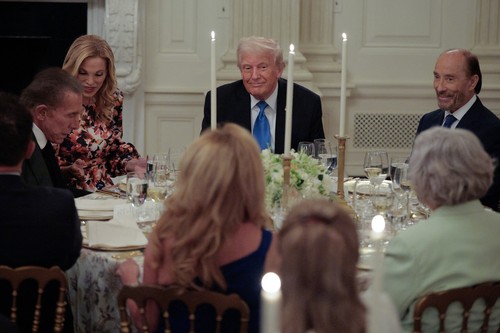 Donald Trump za stolom