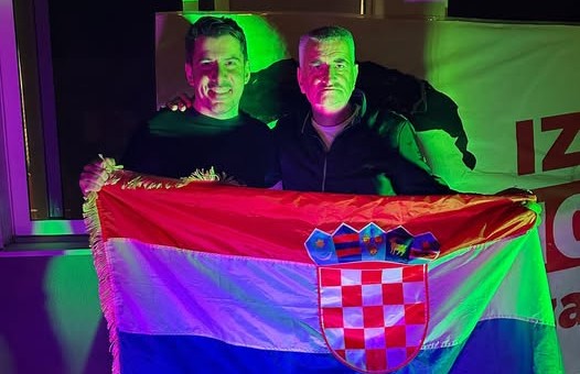 grmoja i bulj sa zastavom