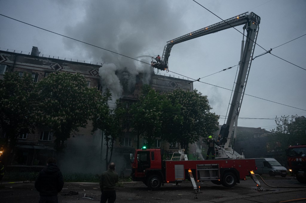 zgrada u plamenu u kijevu u ukrajini