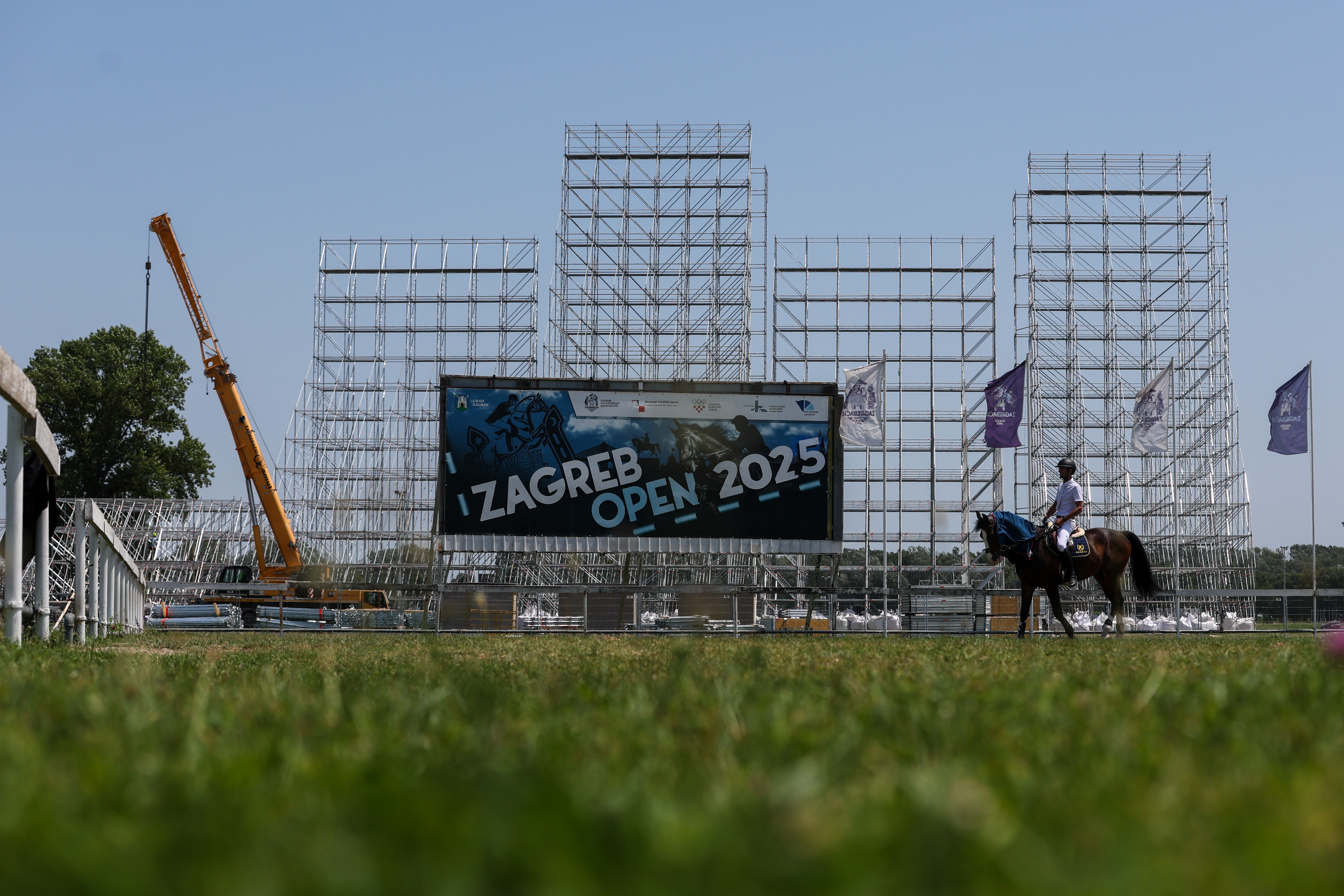 Postavljanje pozornice za Thompsonov koncert u Zagrebu