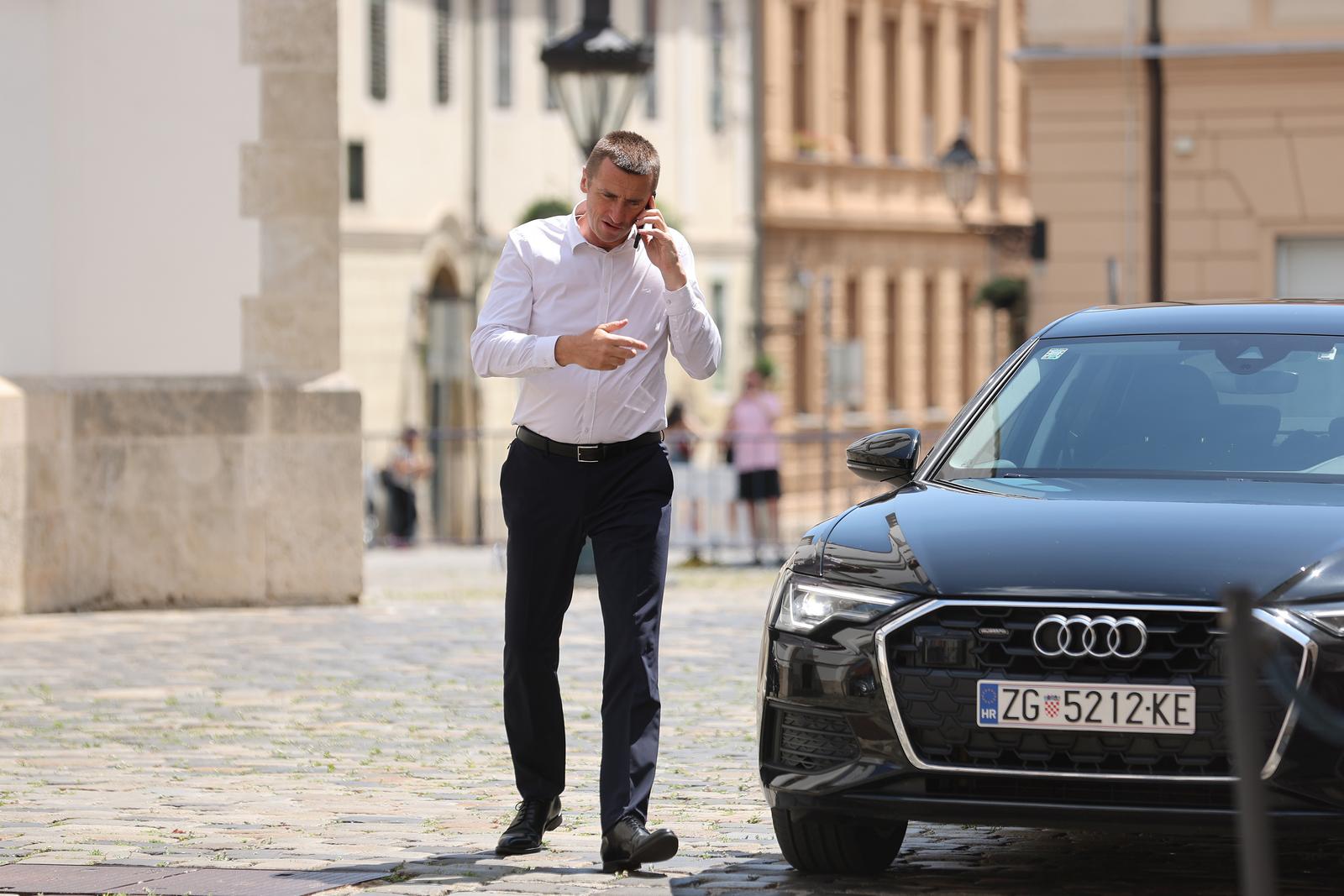 ivan penava na telefonu pred zgradom Vlade