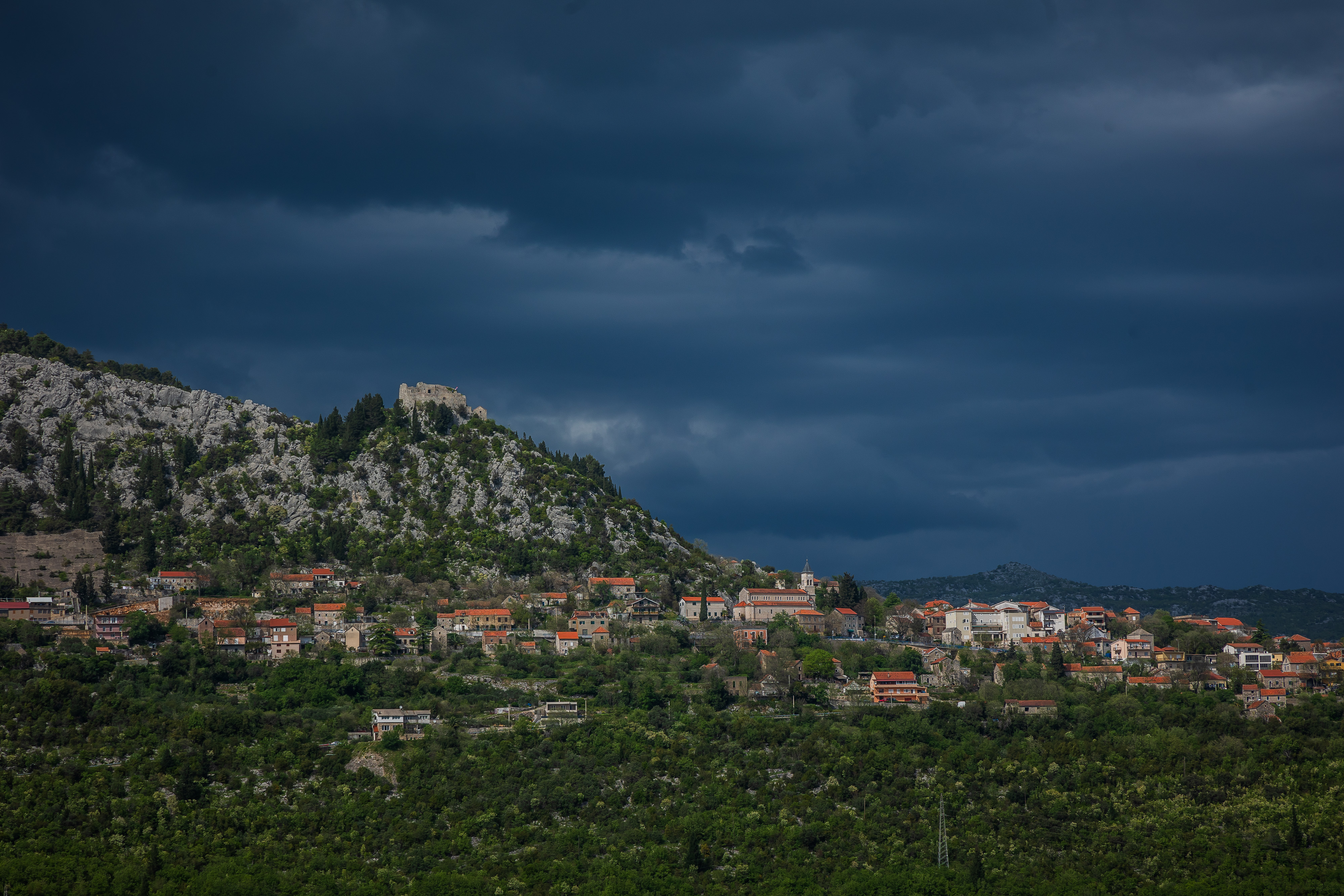 Pogled na olujno nebo i grad Vrgorac.