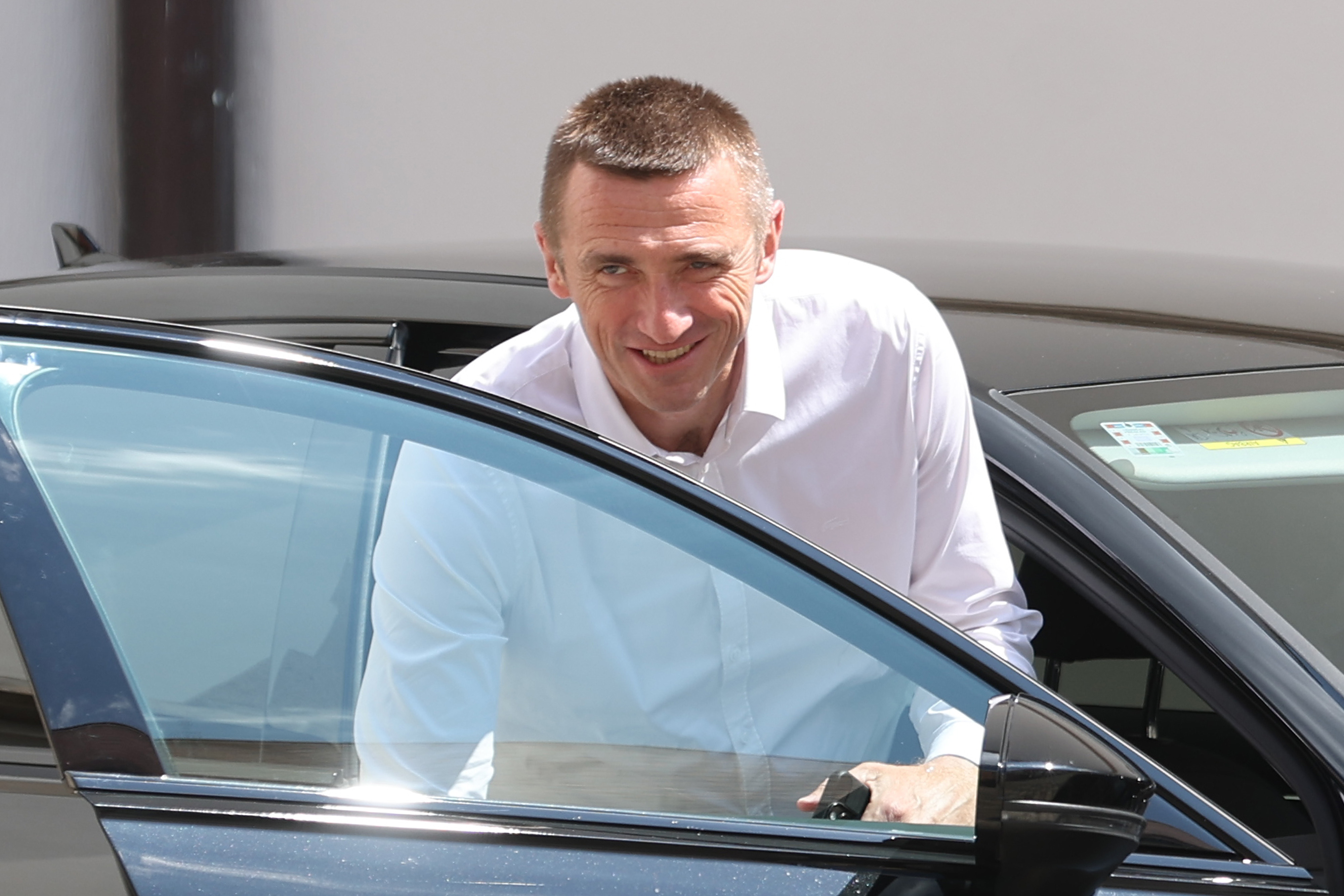 Ivan Penava izlazi iz automobila