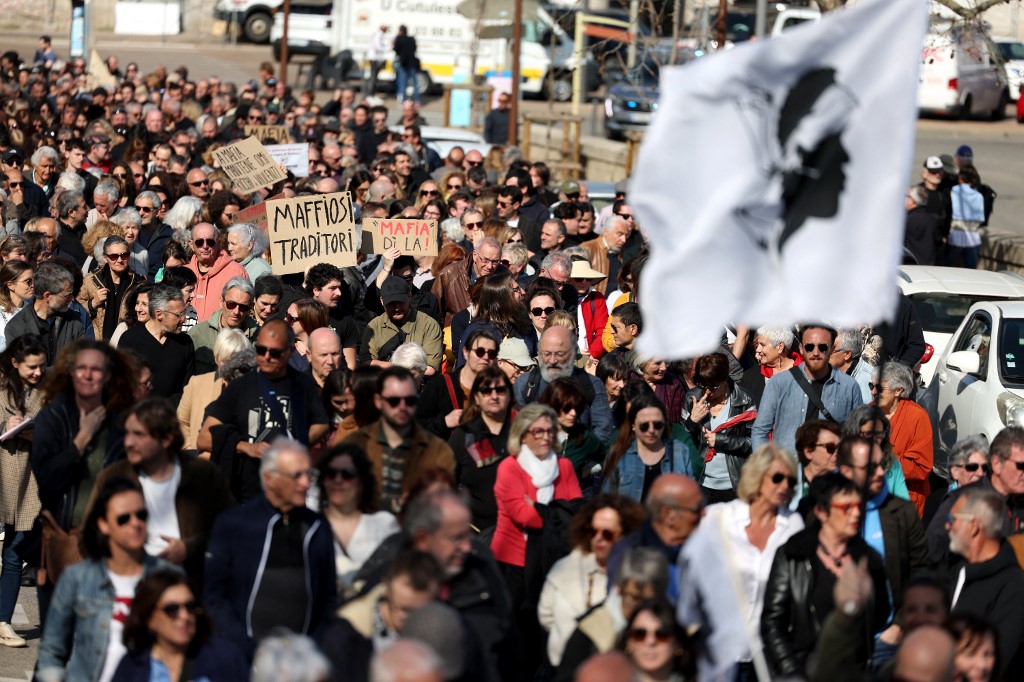 Ljudi sudjeluju na prosvjedu protiv mafije u Ajacciju, na francuskom mediteranskom otoku Korzici.