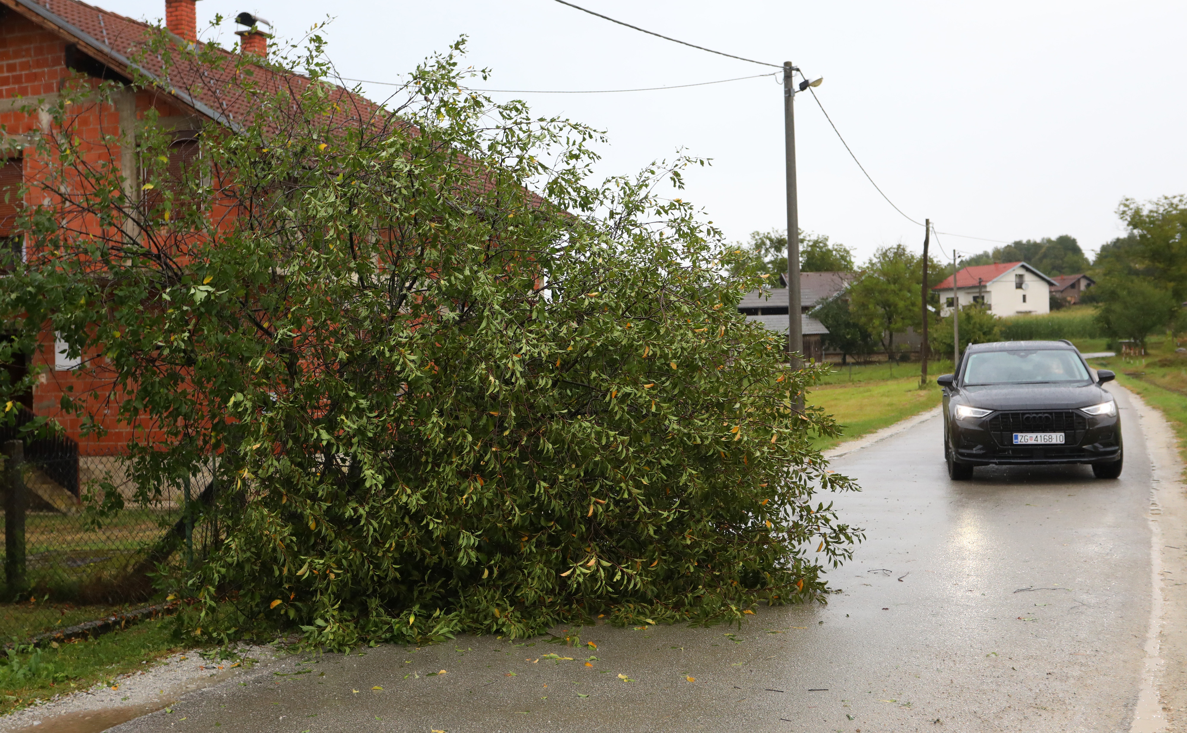 U Karlovcu nevrijeme rušilo stabla i telefonske stupove