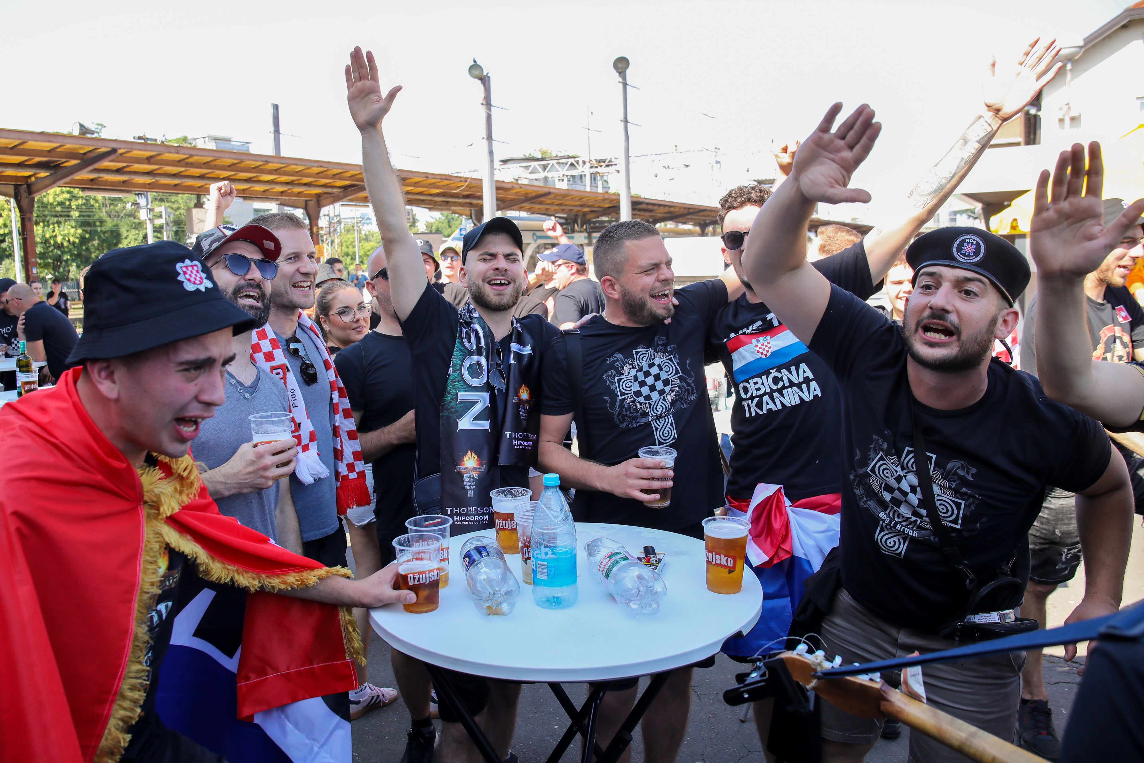 Obozavatelji se okupljaju na Glavnom kolodvoru uoci koncerta Marka Perkovica Thompsona na Hipodromu.