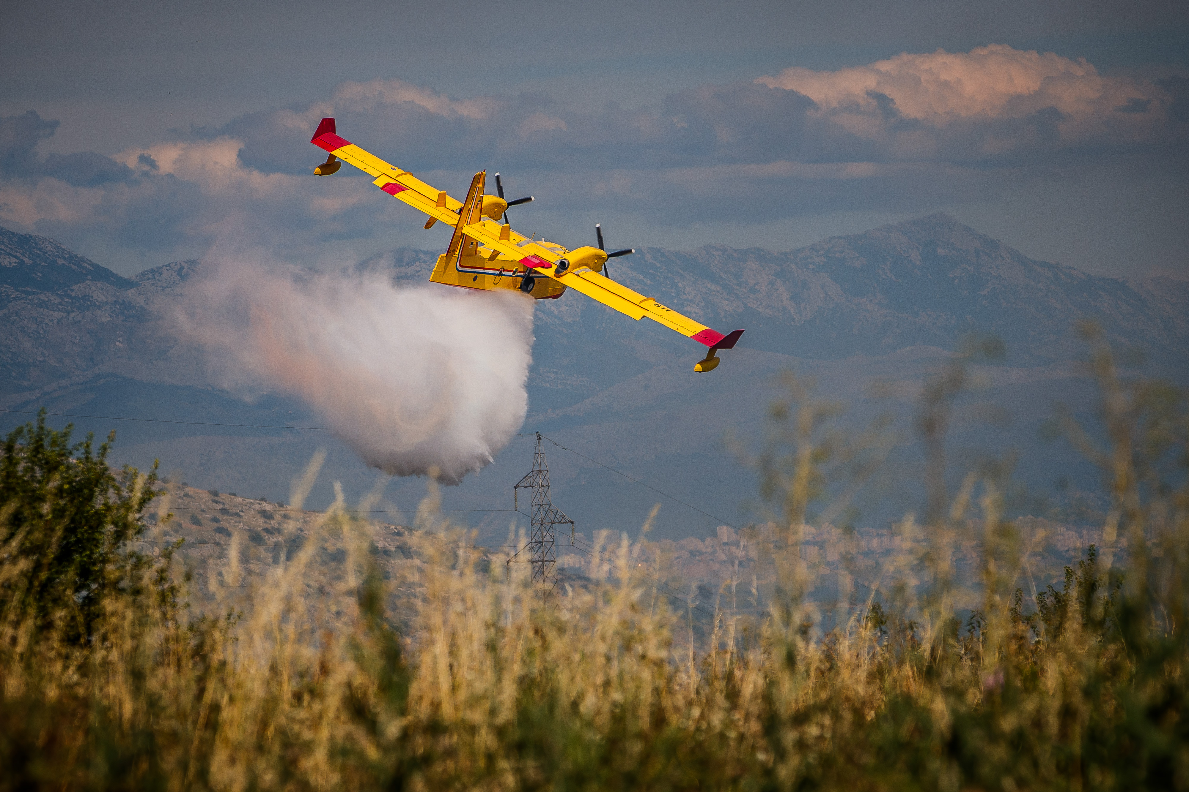 PXL kanader gasi požar kod trogira