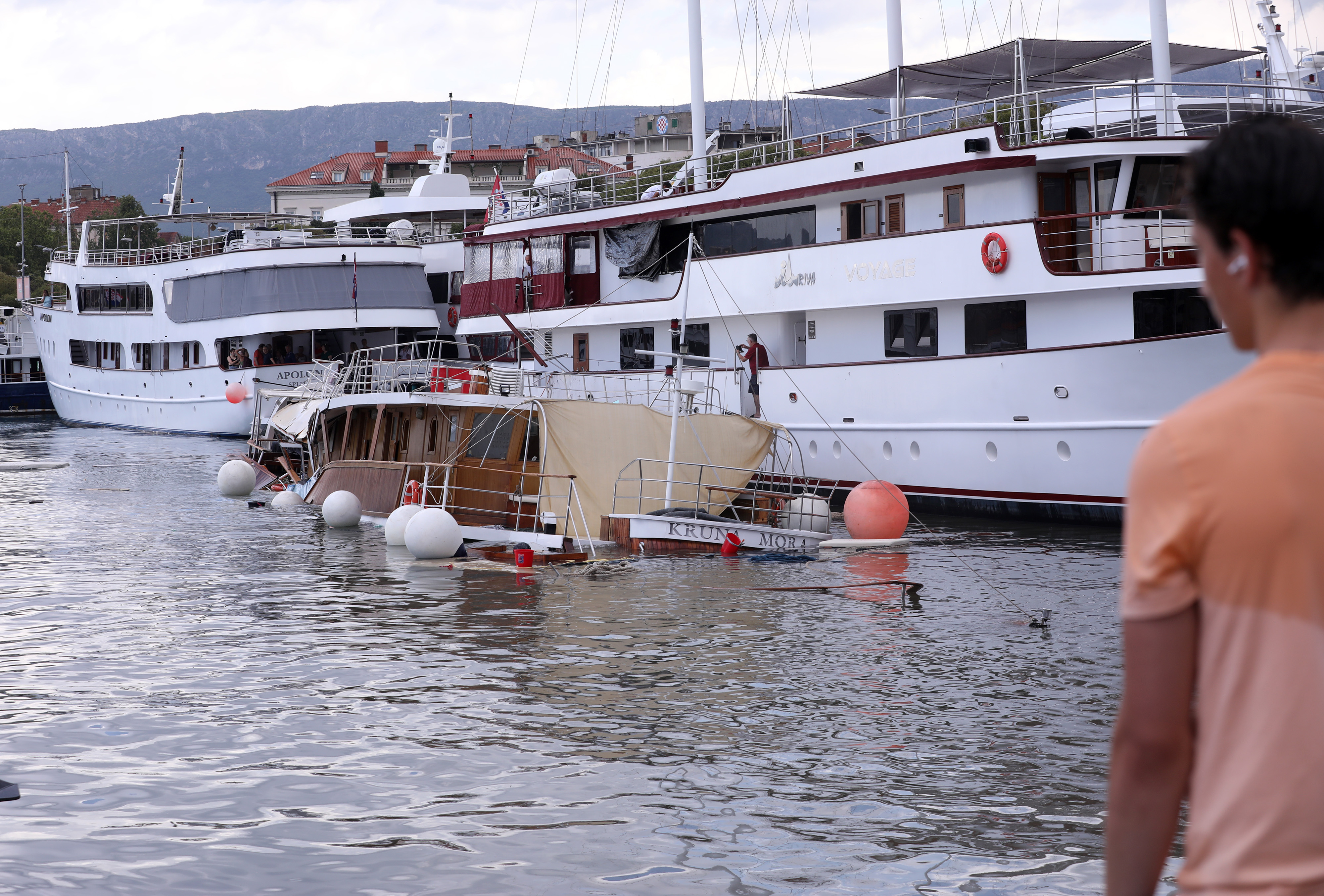 Jadrolinijev trajekt "Petar Hektorovic", koji plovi na liniji Split - Hvar, zbog jakog nevremena izgubio je kontrolu i udario u gat Sv. Duje.