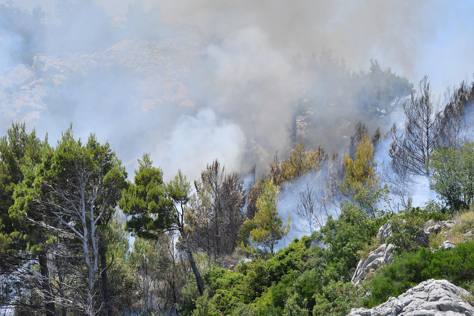 požar kod makarske