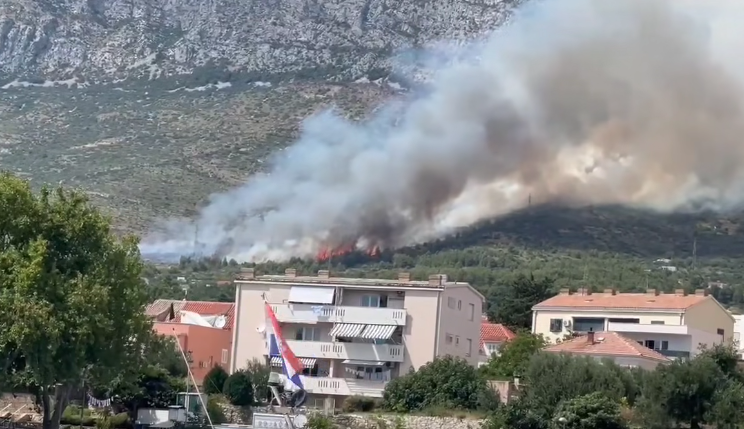 Vatrogasci 193 - požar kod kaštel sućurca