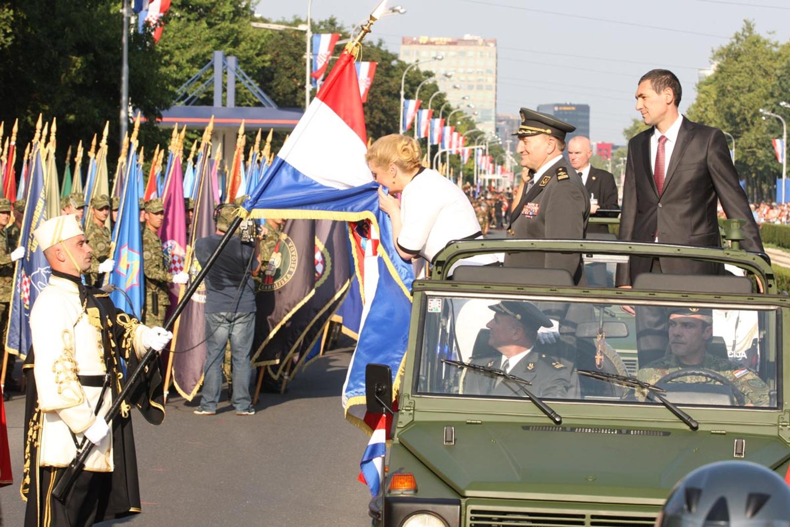 Povodom obiljezavanja Dana domovinske zahvalnostodrzan je svecani mimohod