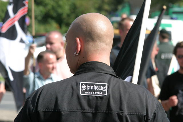 Wikimedia_Neonazi-skinheads-weiss-und-stolz
