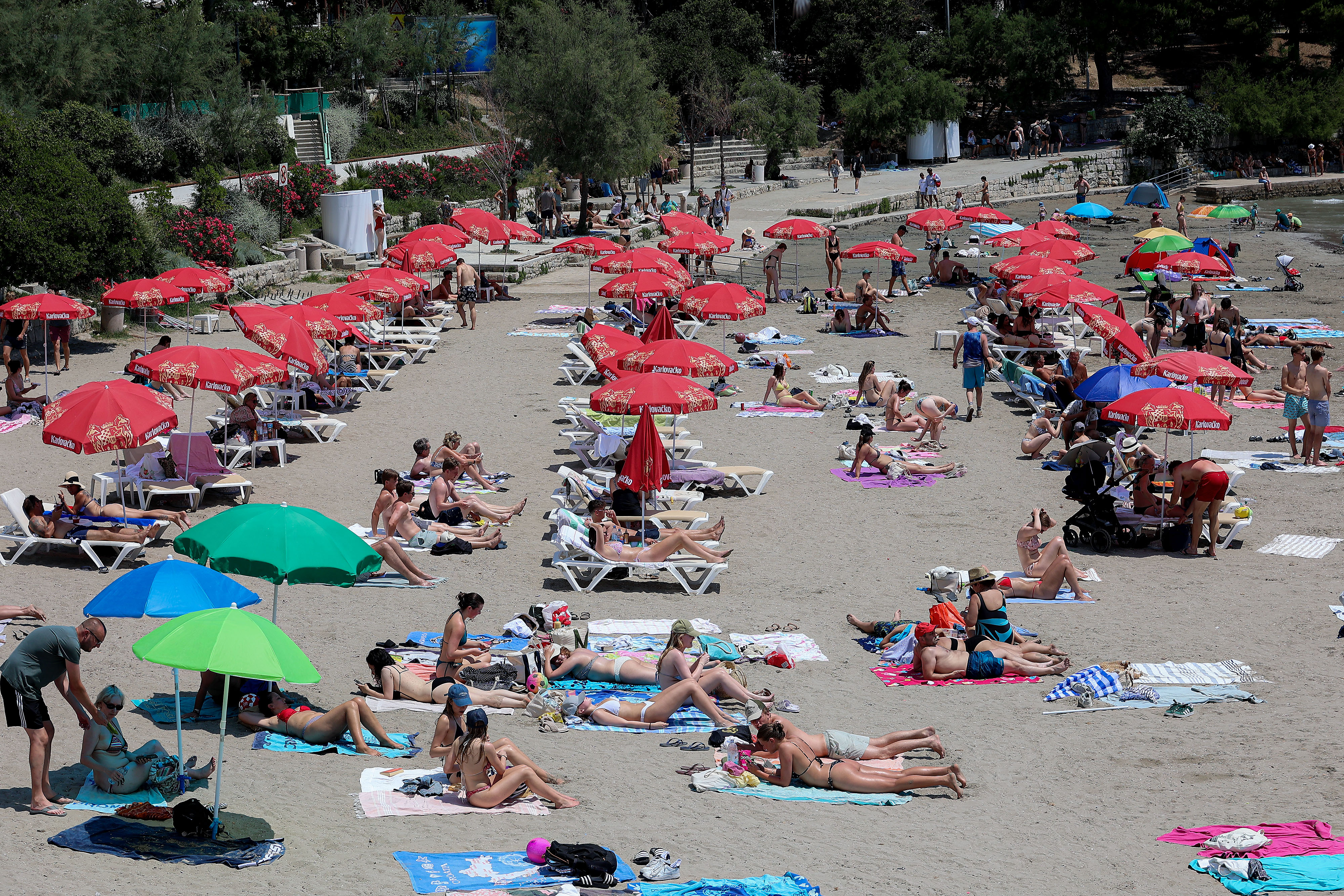 01.07.2025., Split - Unatoc visokim temperaturama i crvenom meteoalarmu na plazi Bacvice vlada uobicajna guzva