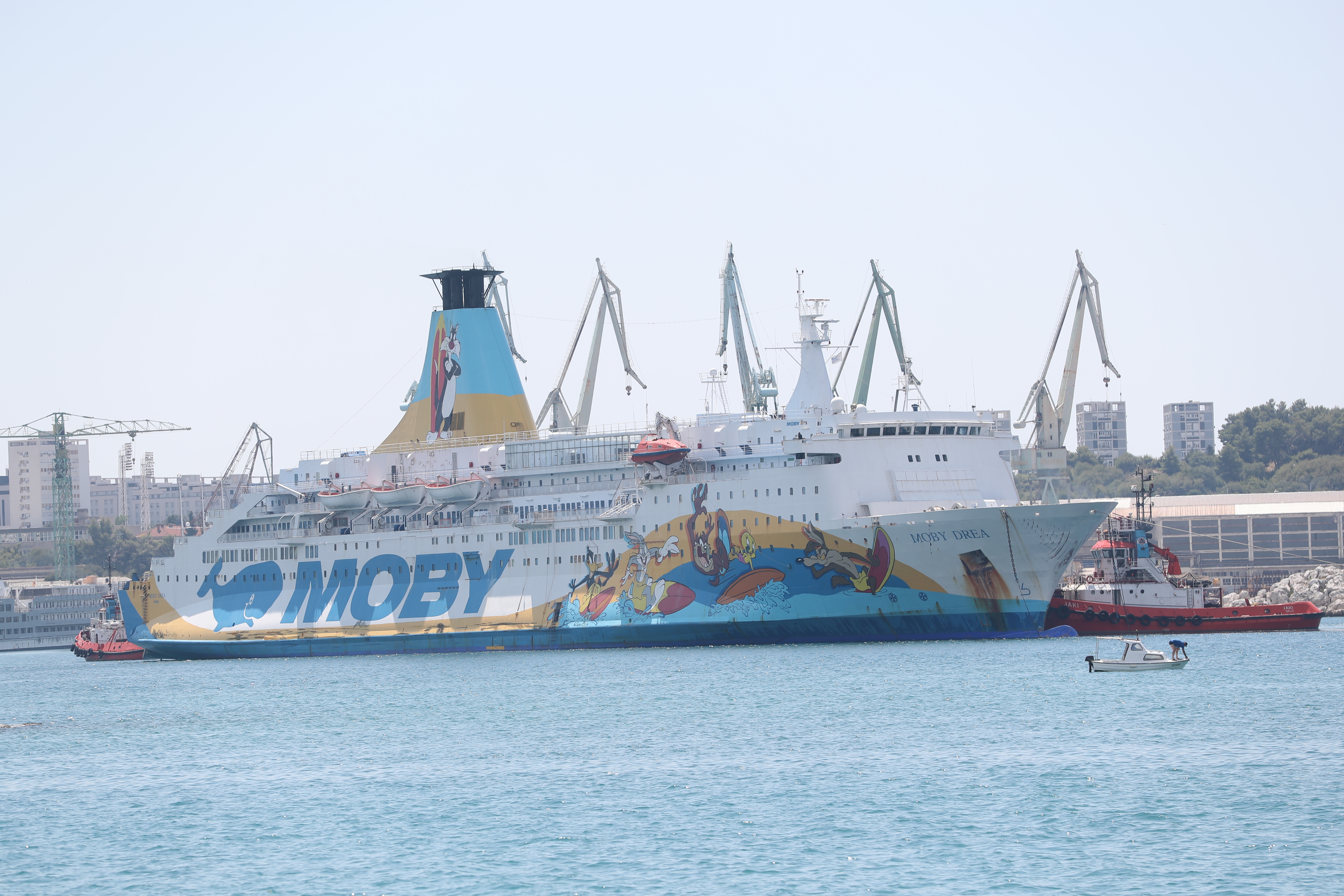 31.07.2025., Split - Uplovljavanje broda s azbestom Moby Drea u splitski skver