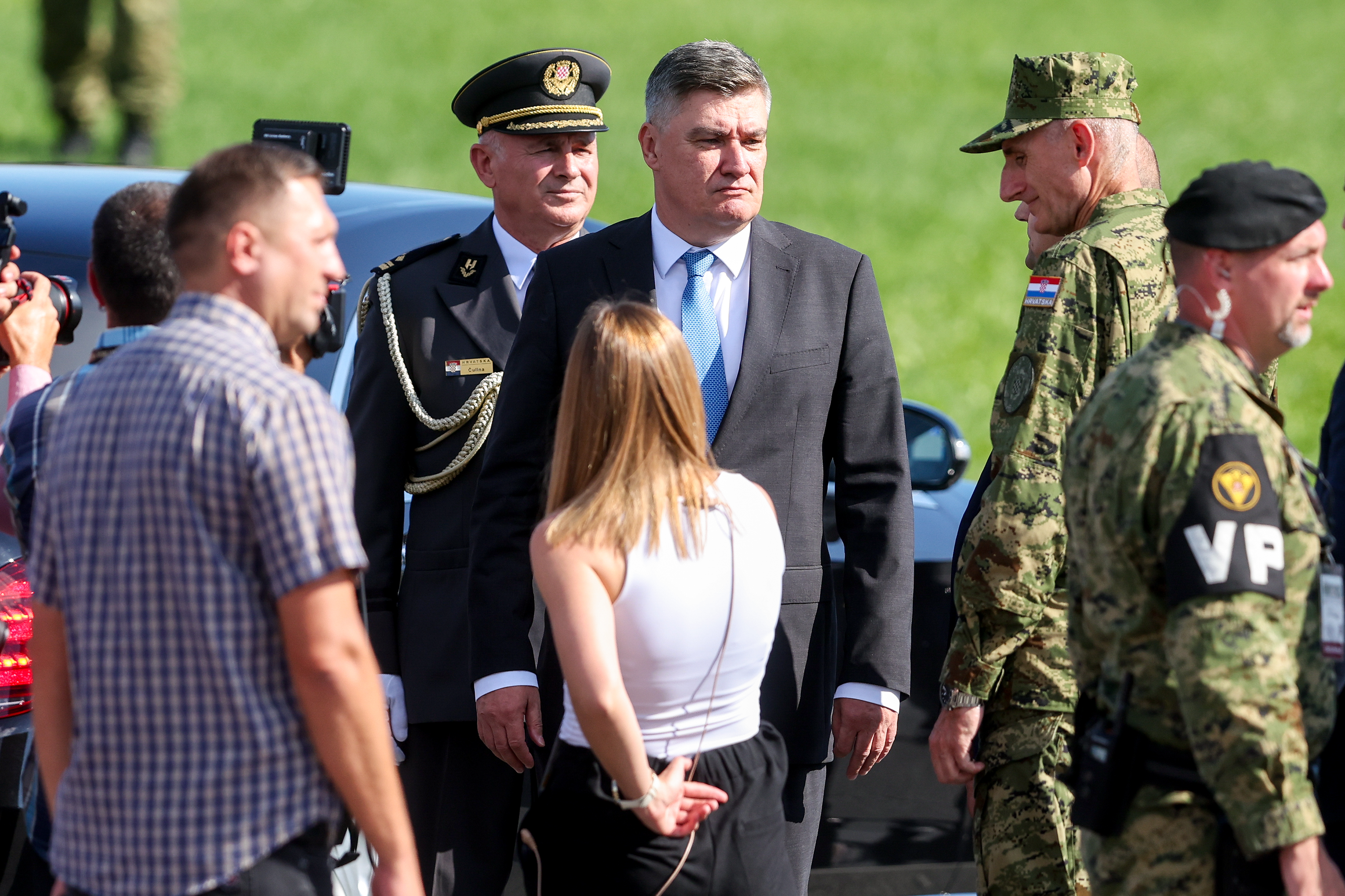 Okupljanje uzvanika pored tribina uoci odrzavanja vijnog mimohoda u povodu obiljezavanja 30. obljetnice vojno-redarstvene operacije Oluja