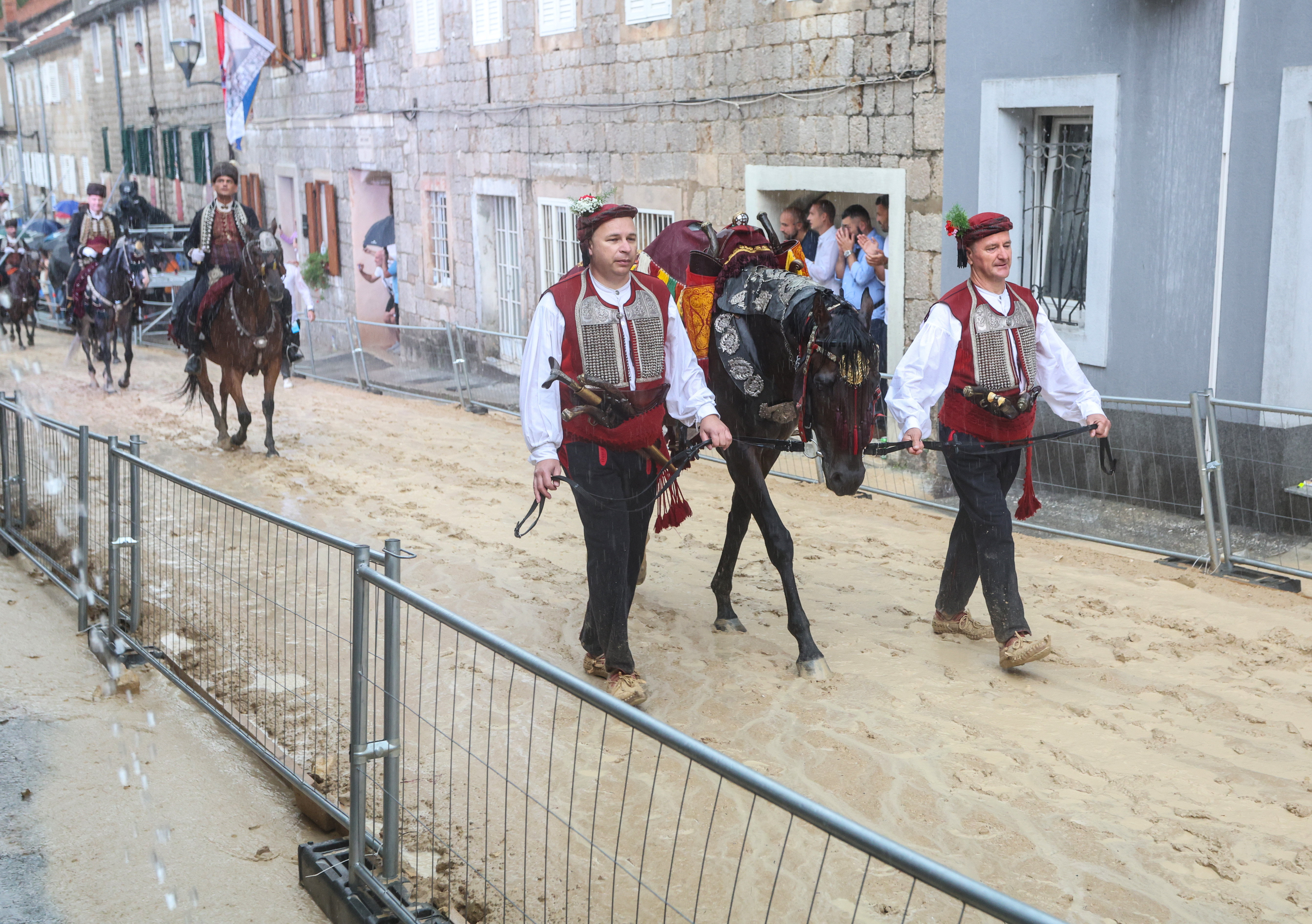 03.08.2022., Sinj - Pola sata pred početak 310. Sinjske alke zbio se teški pljusak nad Sinjskim podrucjem.