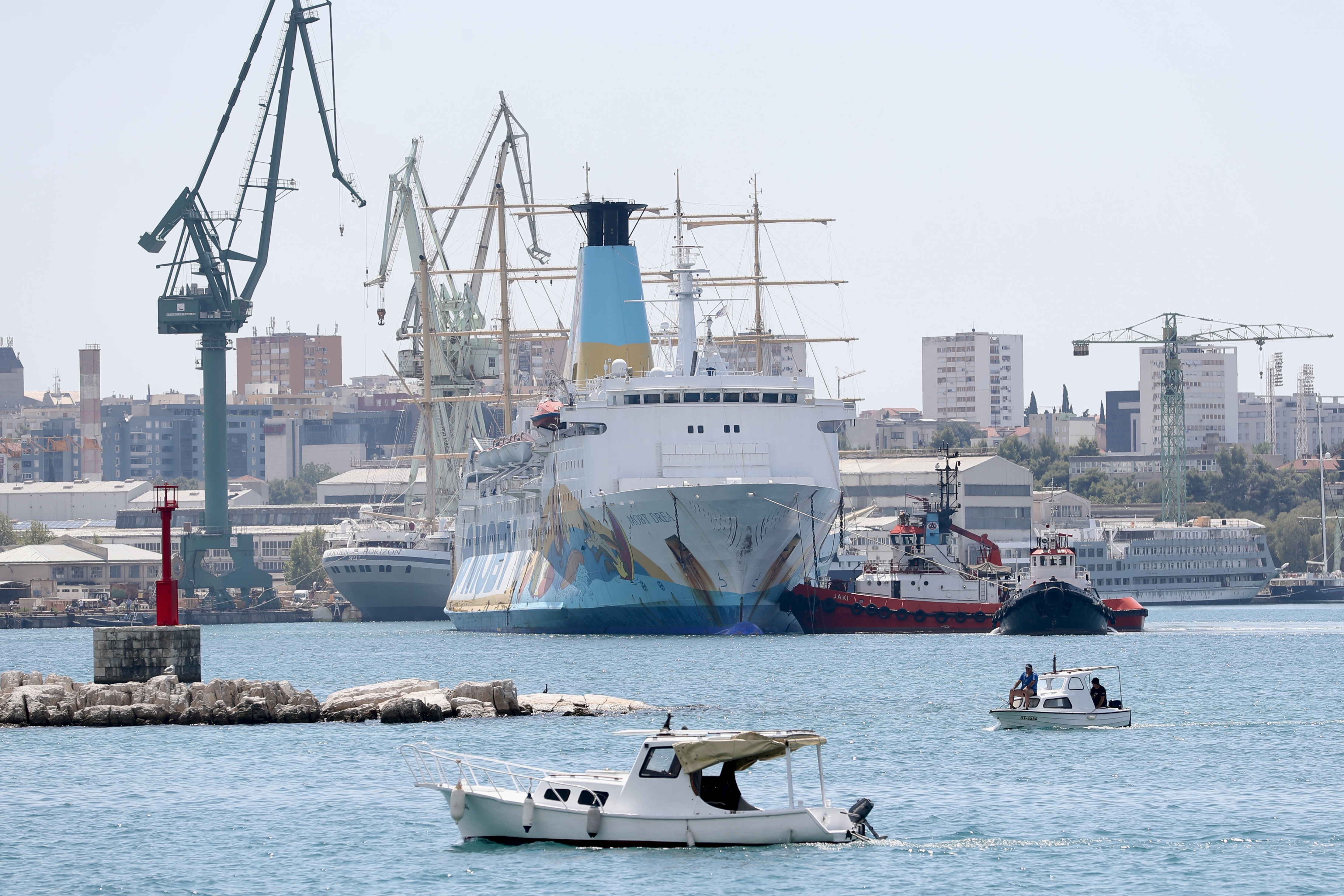 31.07.2025., Split - Uplovljavanje broda s azbestom Moby Drea u splitski skver.