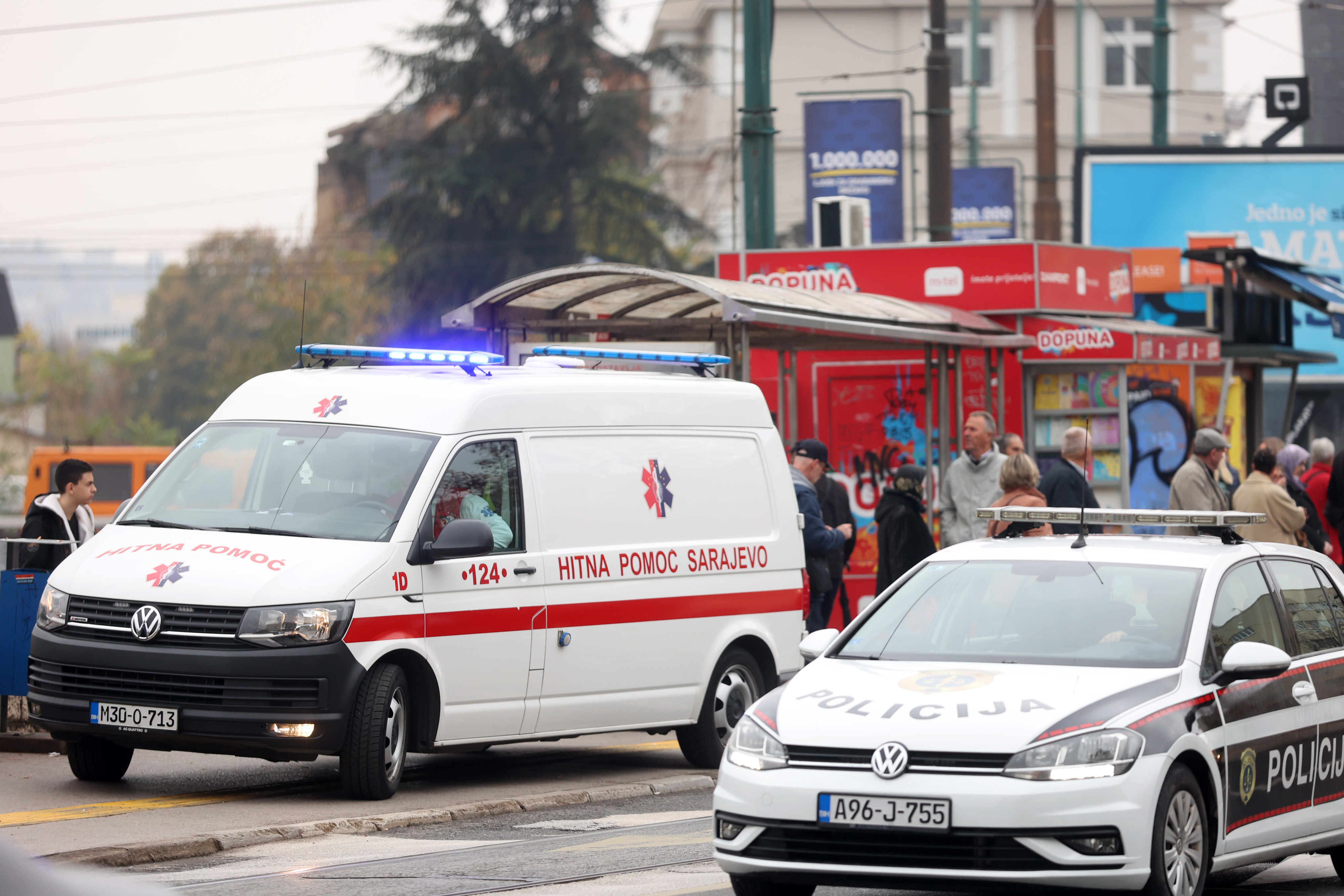 07.11.2022., Sarajevo, Bosna i Hercegovina - Vozilo hltne pomoci na tramvajskoj stanici na Skenderiji u Sarajevu.