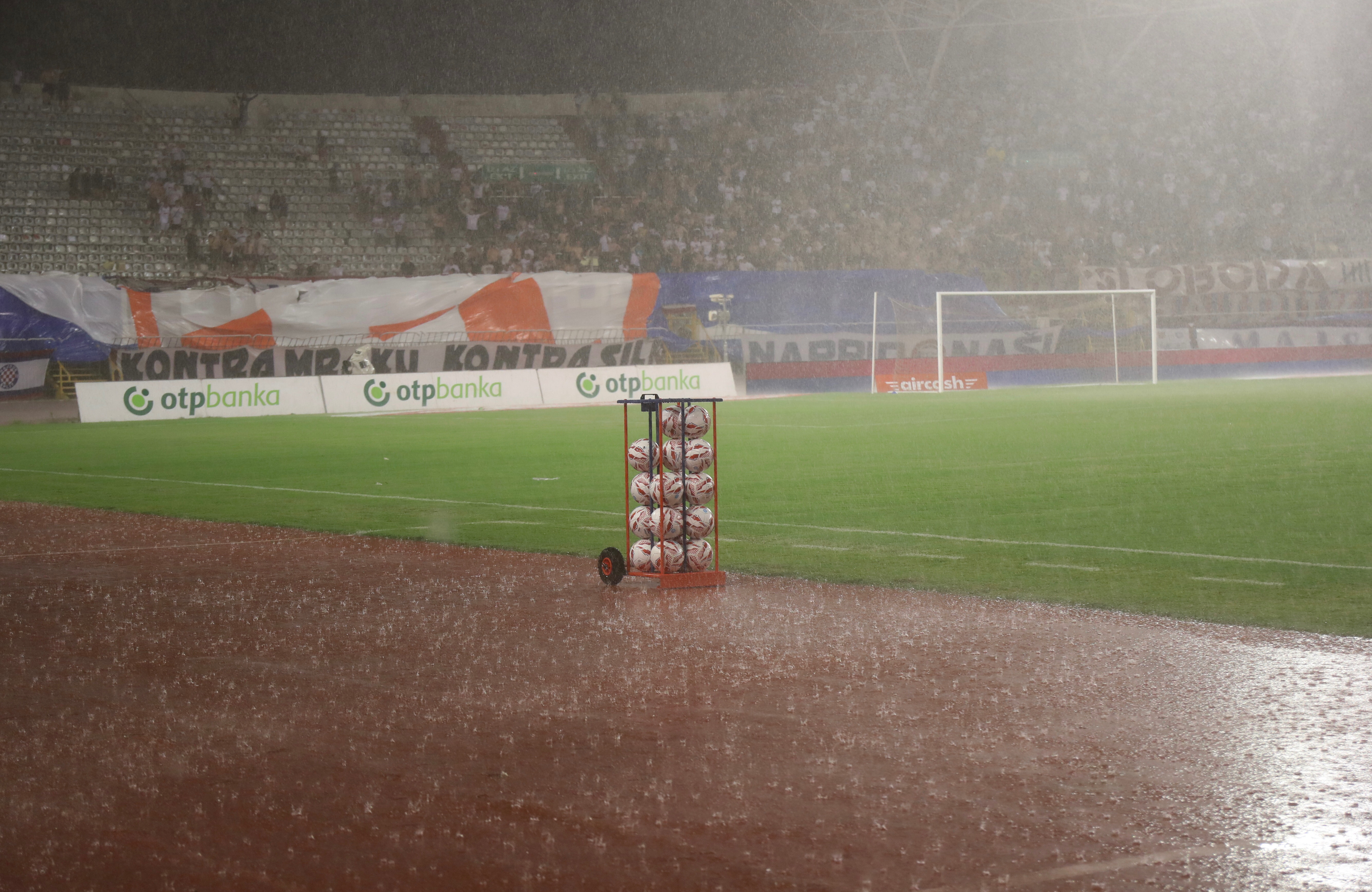 HNK Hajduk-NK Istra 1961. Zbog obilne kise neizvjesno vrijeme pocetka utakmice.