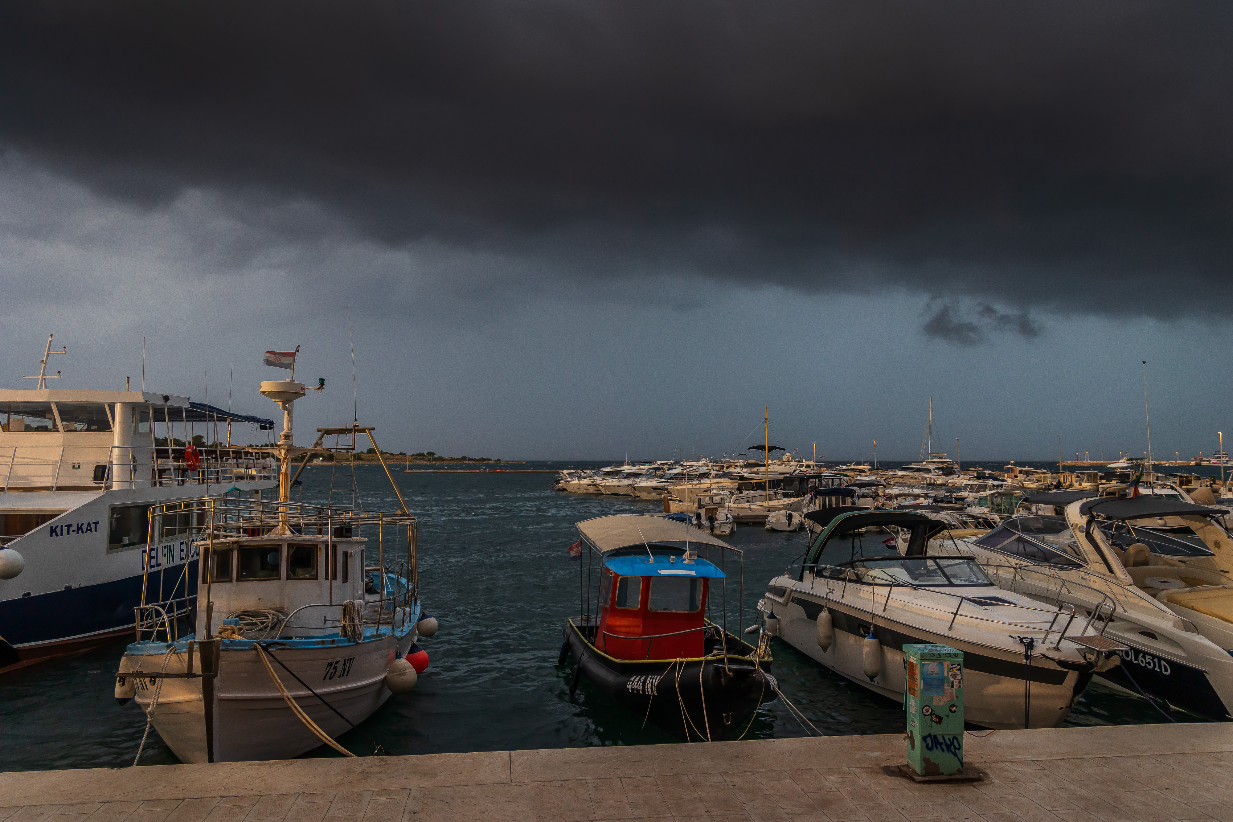 02.08.2025., Novalja - Dolazak olujnog nevremena nad Novalju. Photo: Zvonimir Barisin/PIXSELL/PIXSELL