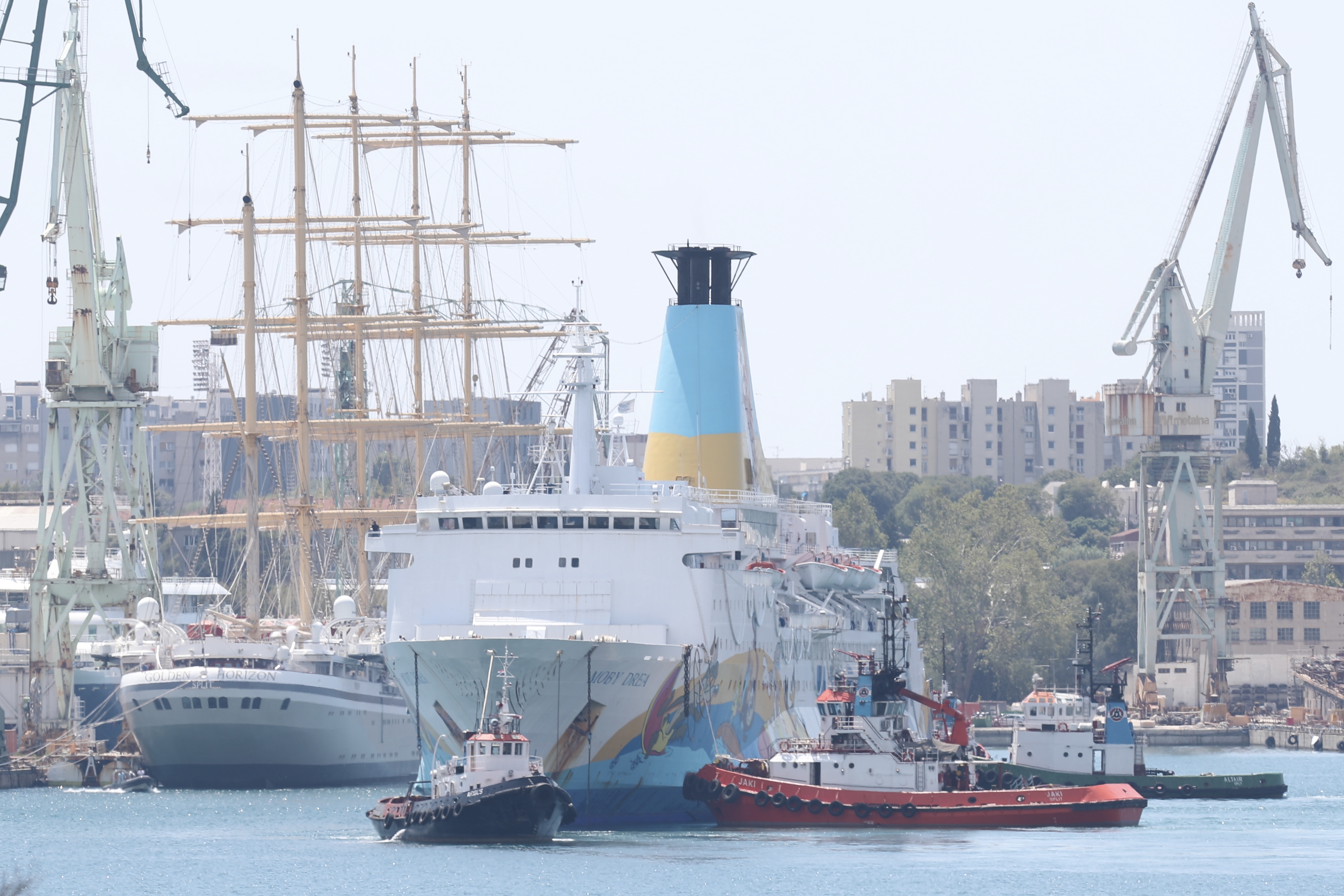 31.07.2025., Split - Uplovljavanje broda s azbestom Moby Drea u splitski skver.  Photo: Ivo Cagalj/PIXSELL