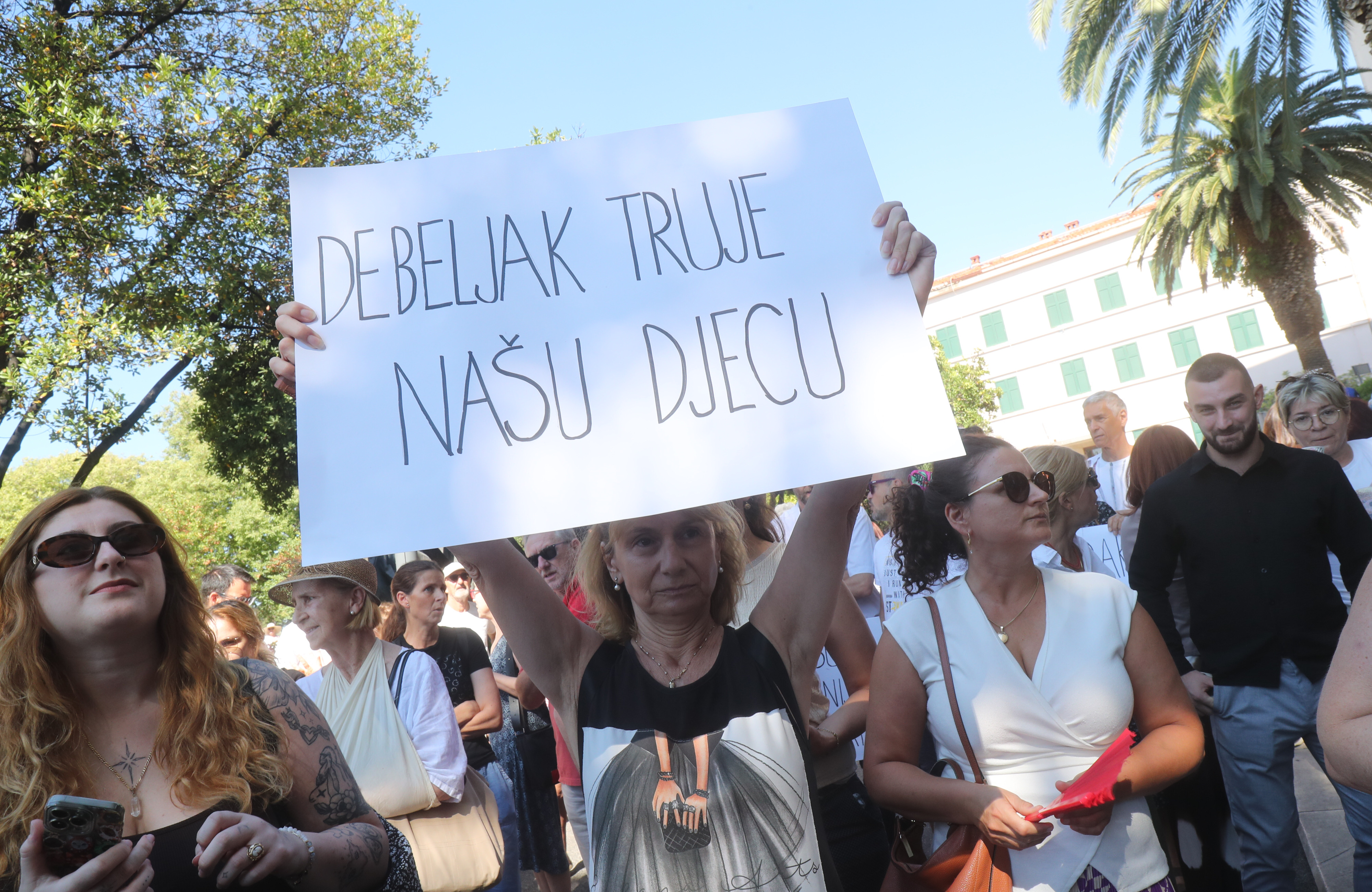 01.08.2025.,Split-Gradjani okupljeni pred Banovinom prosvjedovali protiv dolaska broda Moby Drea s azbestom