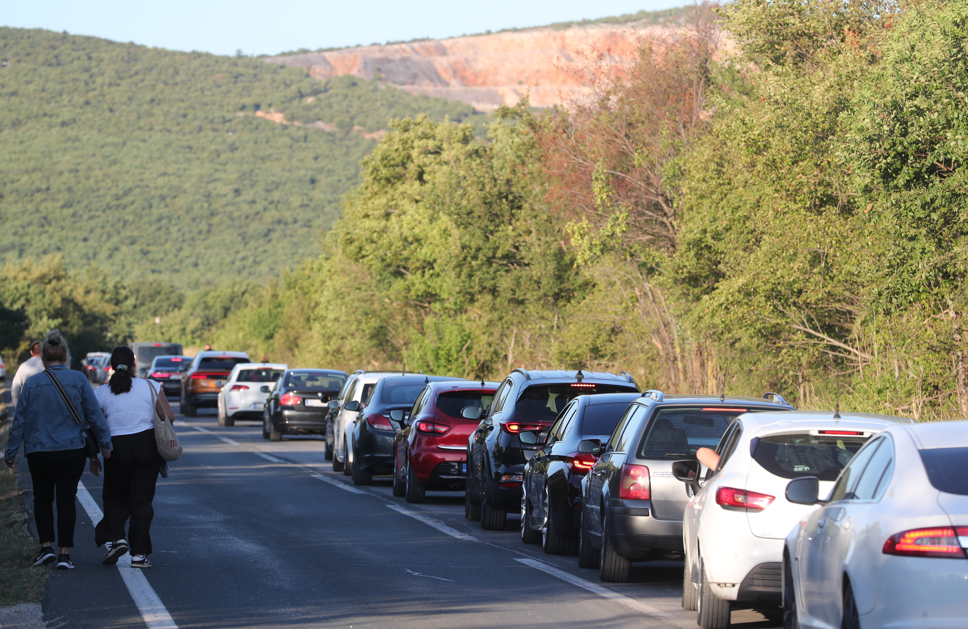 05.08.2025., Dicmo- Kolone automobila iz Sinja koje traju cijelu noc i jutro. Dodatni problem je i zatvorena cesta u Dicmu prema Sinju. Photo: Ivo Cagalj/PIXSELL