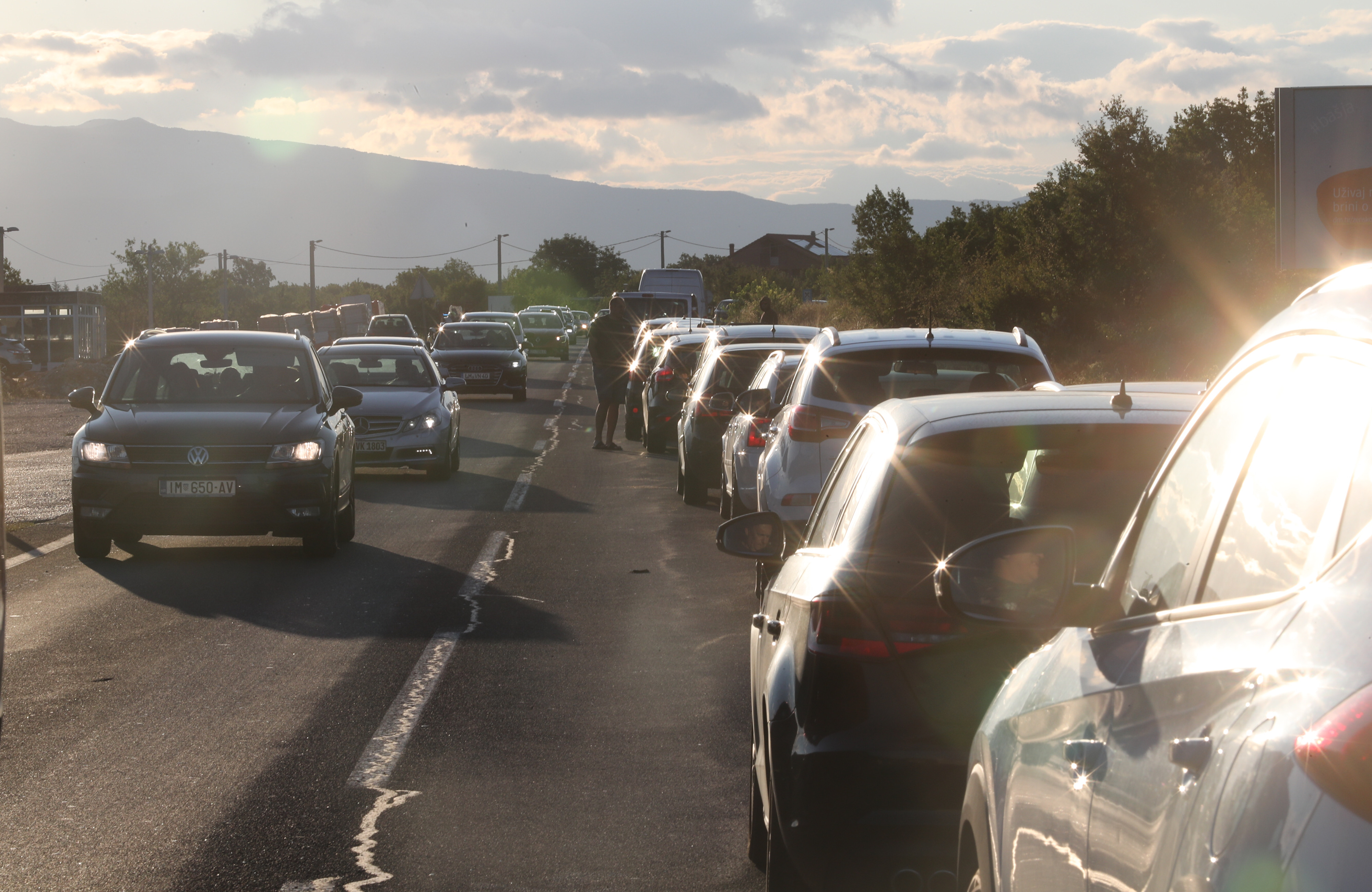 05.08.2025., Dicmo- Kolone automobila iz Sinja koje traju cijelu noc i jutro. Dodatni problem je i zatvorena cesta u Dicmu prema Sinju. Photo: Ivo Cagalj/PIXSELL