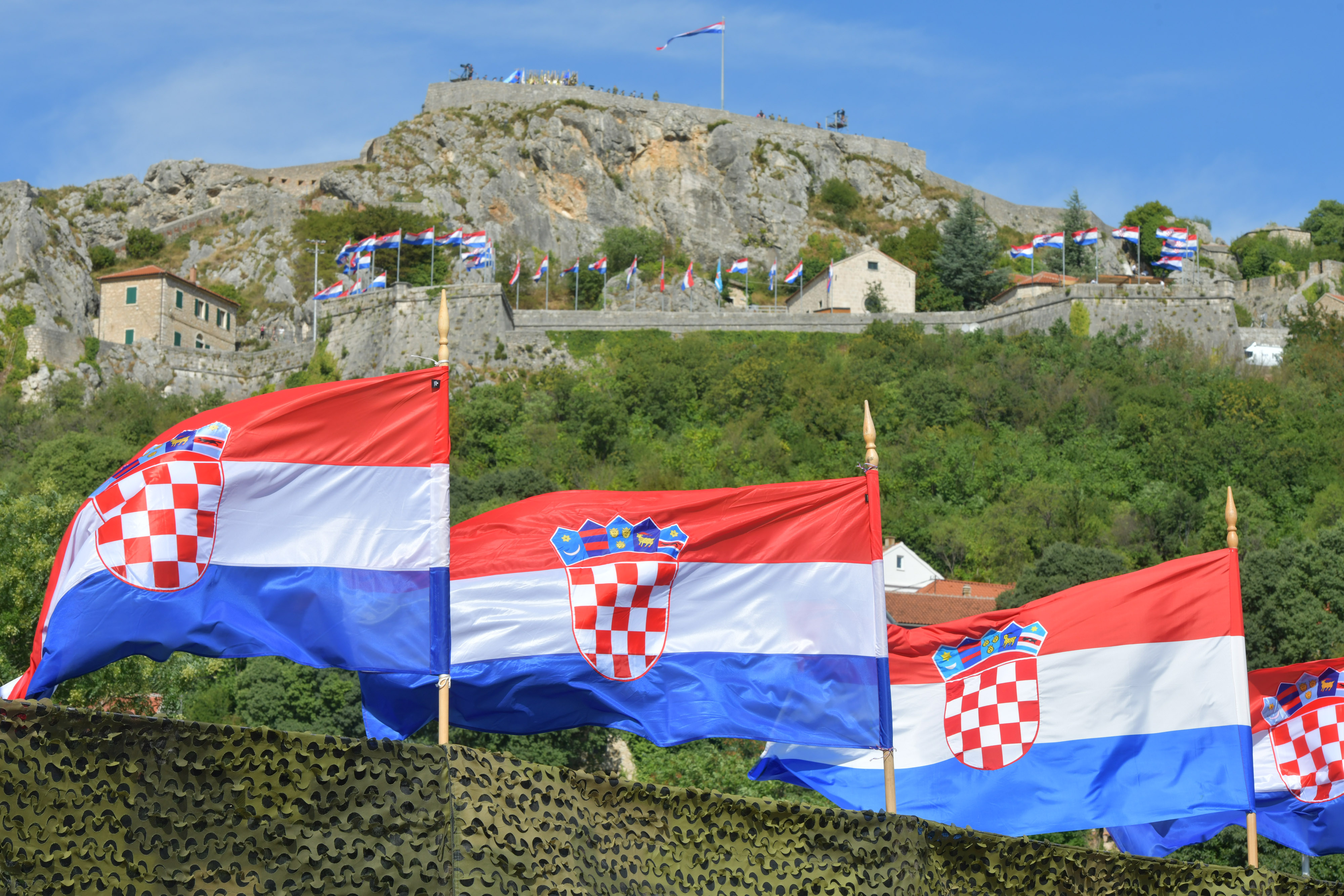 04.08.2025., Knin - Kninska tvrdjava ukrasena hrvatskim zastavama uoci 30.obljetnice Vojno-redarstvene akcije Oluja. Photo: Hrvoje Jelavic/PIXSELL