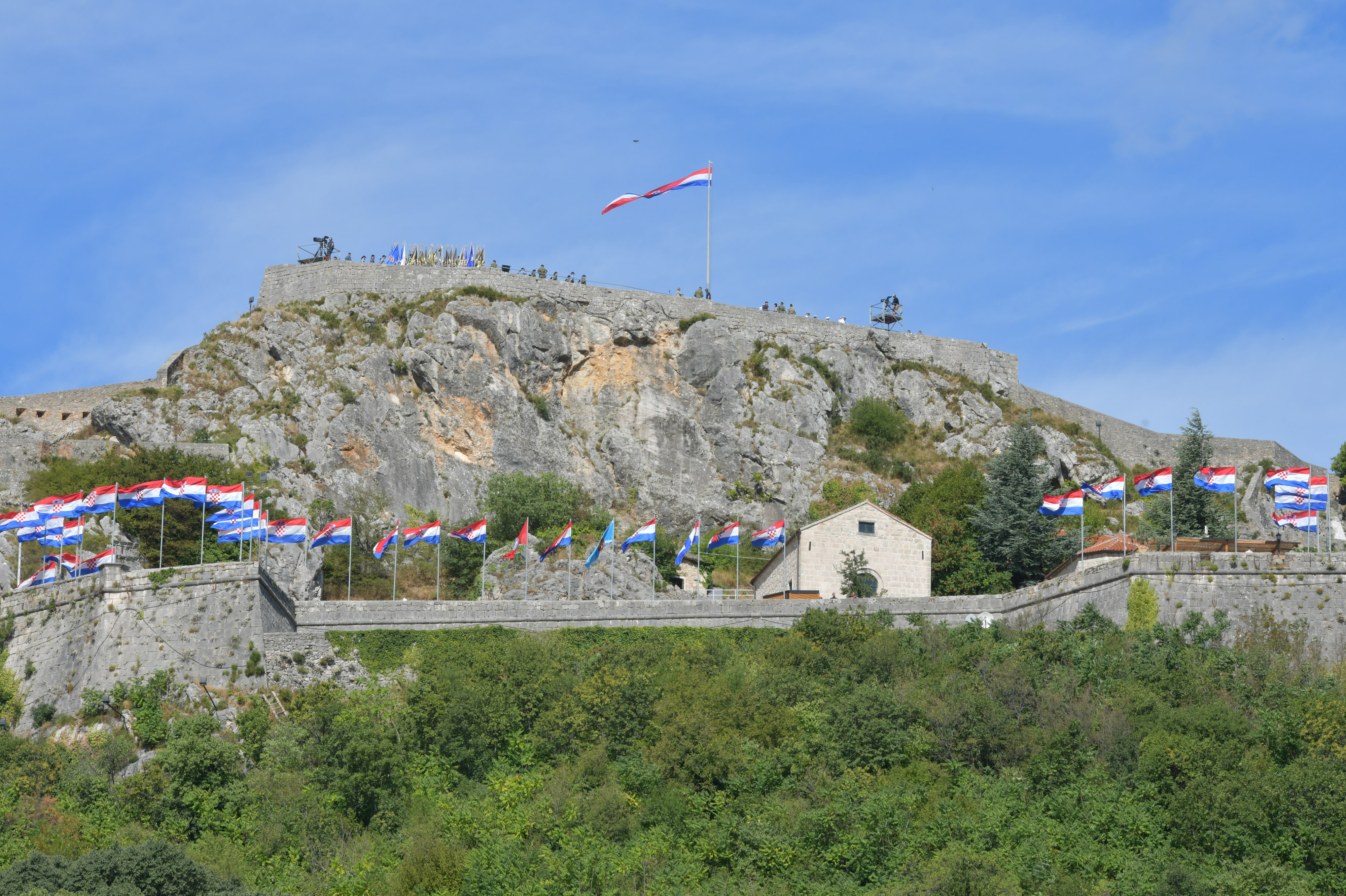 04.08.2025., Knin - Kninska tvrdjava ukrasena hrvatskim zastavama uoci 30.obljetnice Vojno-redarstvene akcije Oluja. Photo: Hrvoje Jelavic/PIXSELL