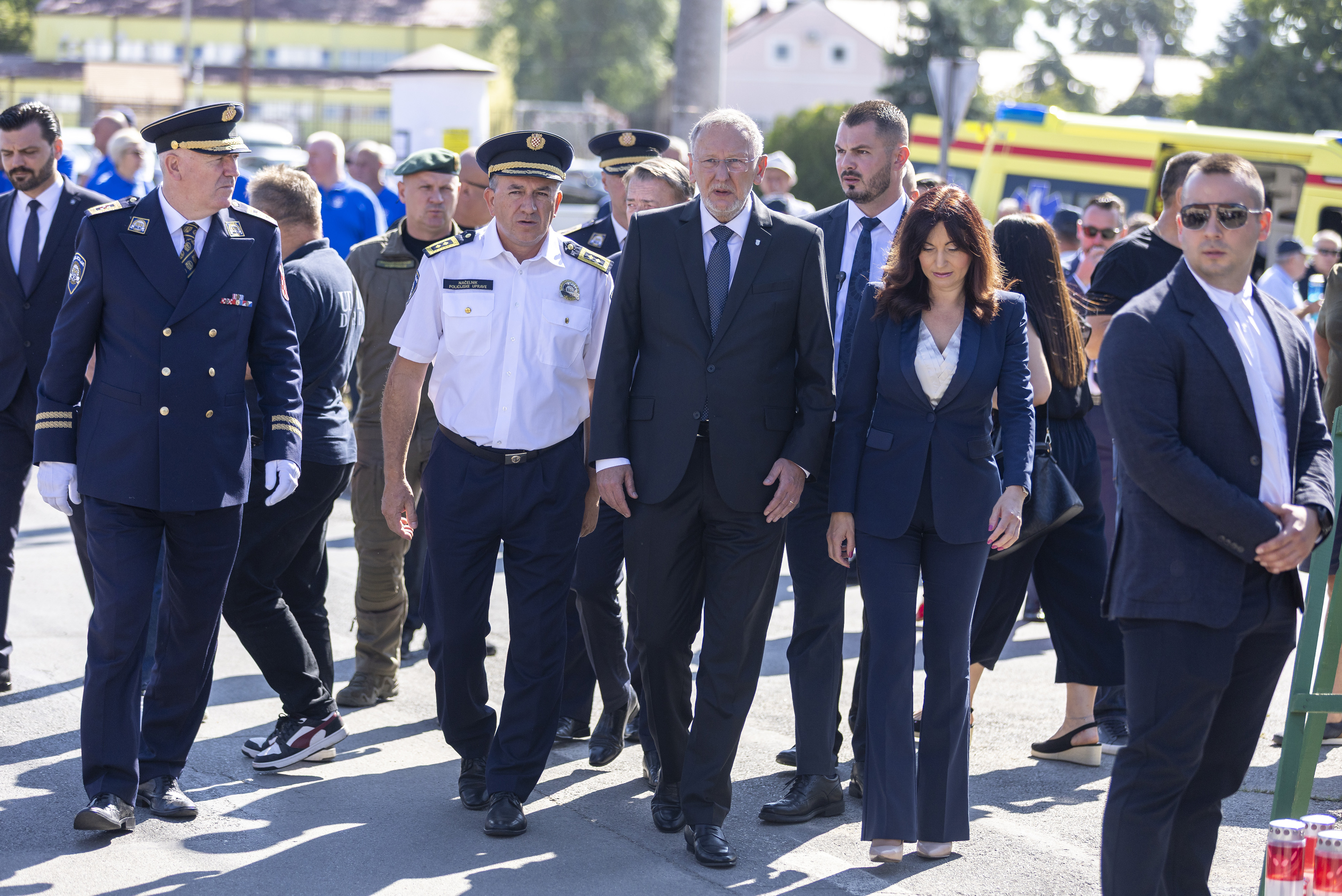 01.08.2025., Dalj, Postaja granicne policije Dalj - Polaganje vijenaca i paljenje svijeca ispred Spomen obiljezja poginulim hrvatskim braniteljima