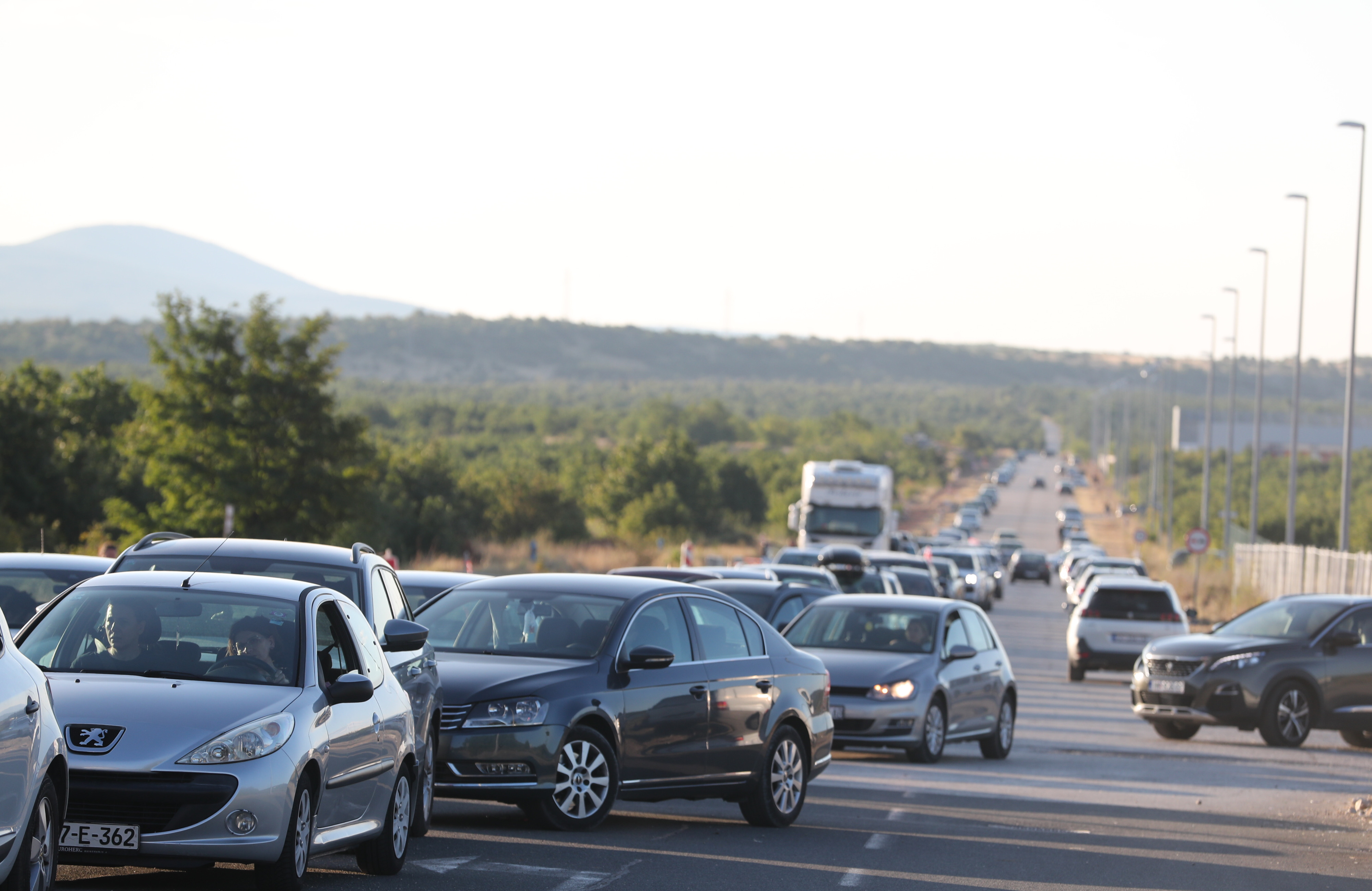 05.08.2025., Dicmo- Kolone automobila iz Sinja koje traju cijelu noc i jutro.
