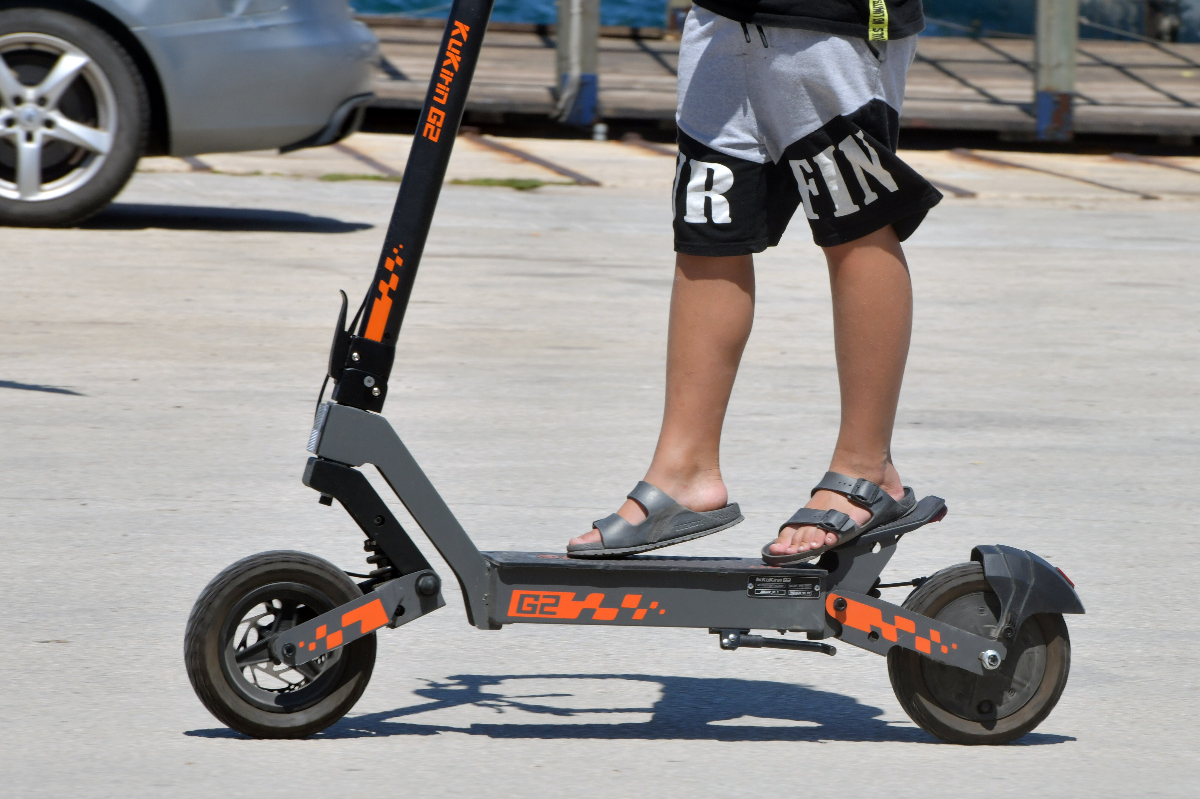 01.08.2025., Sibenik - Voznja djece na elektricnim romobilima-ilustracija. Photo: Hrvoje Jelavic/PIXSELL