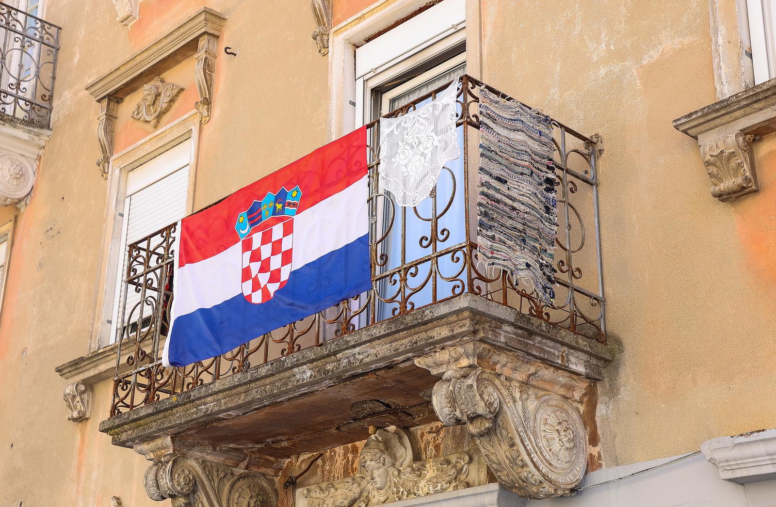 PXL_100825_136598956