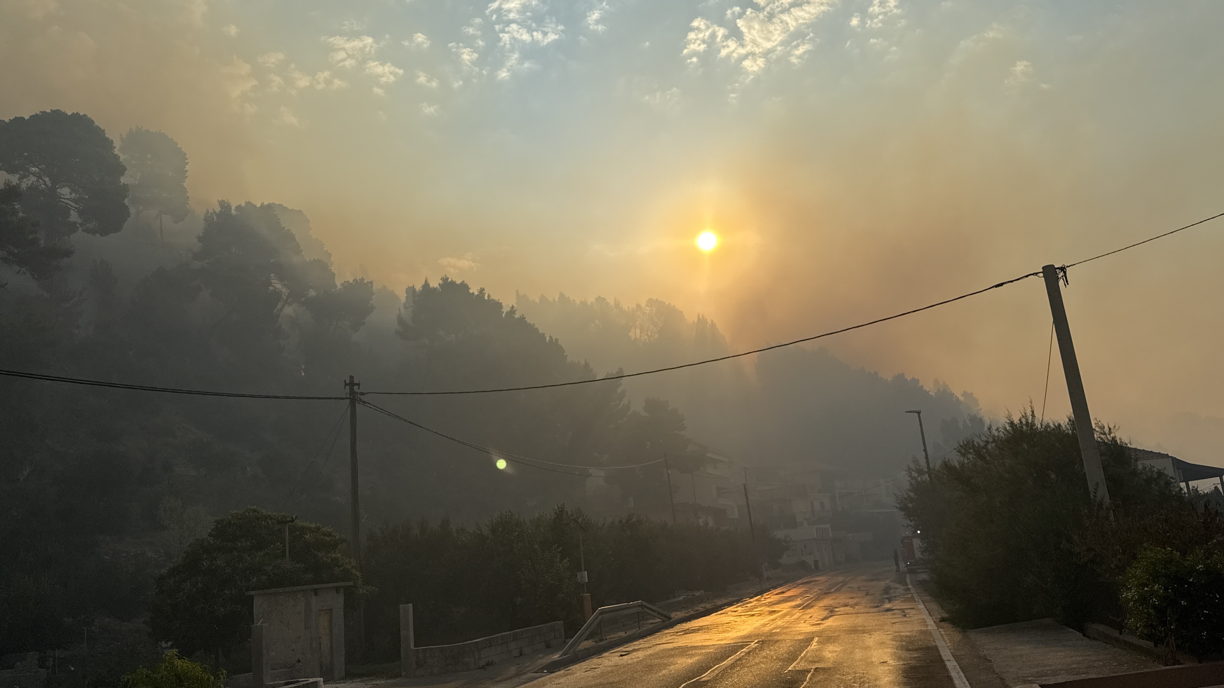 11.08.225., Krilo Jesenice - Veliki požar iznad Krila Jesenice gasi više od 100 vatrogasaca Photo: Ivo Cagalj/PIXSELL