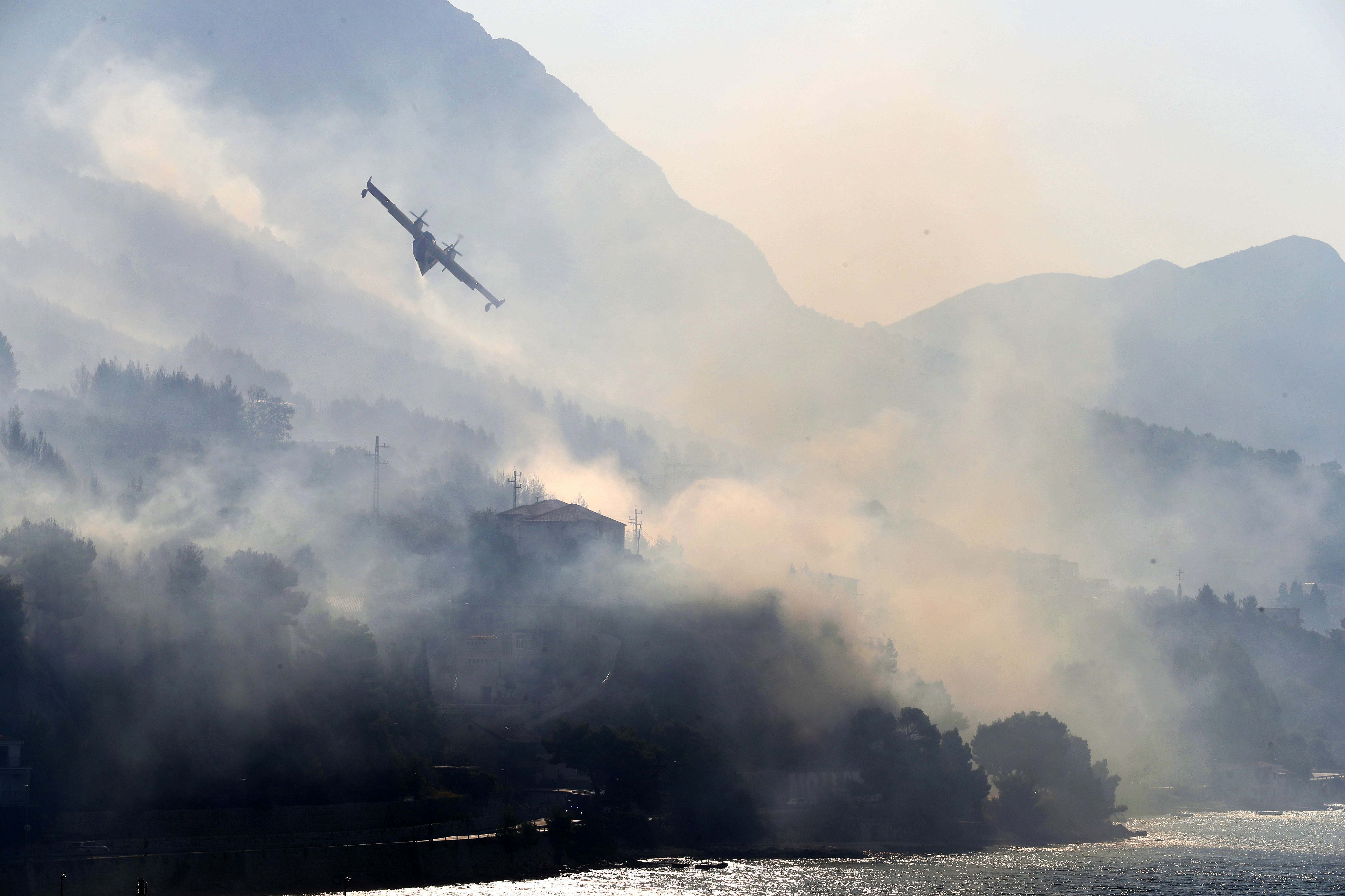 11.08.225., Krilo Jesenice - Veliki požar iznad Krila Jesenice gasi više od 100 vatrogasaca Photo: Ivo Cagalj/PIXSELL