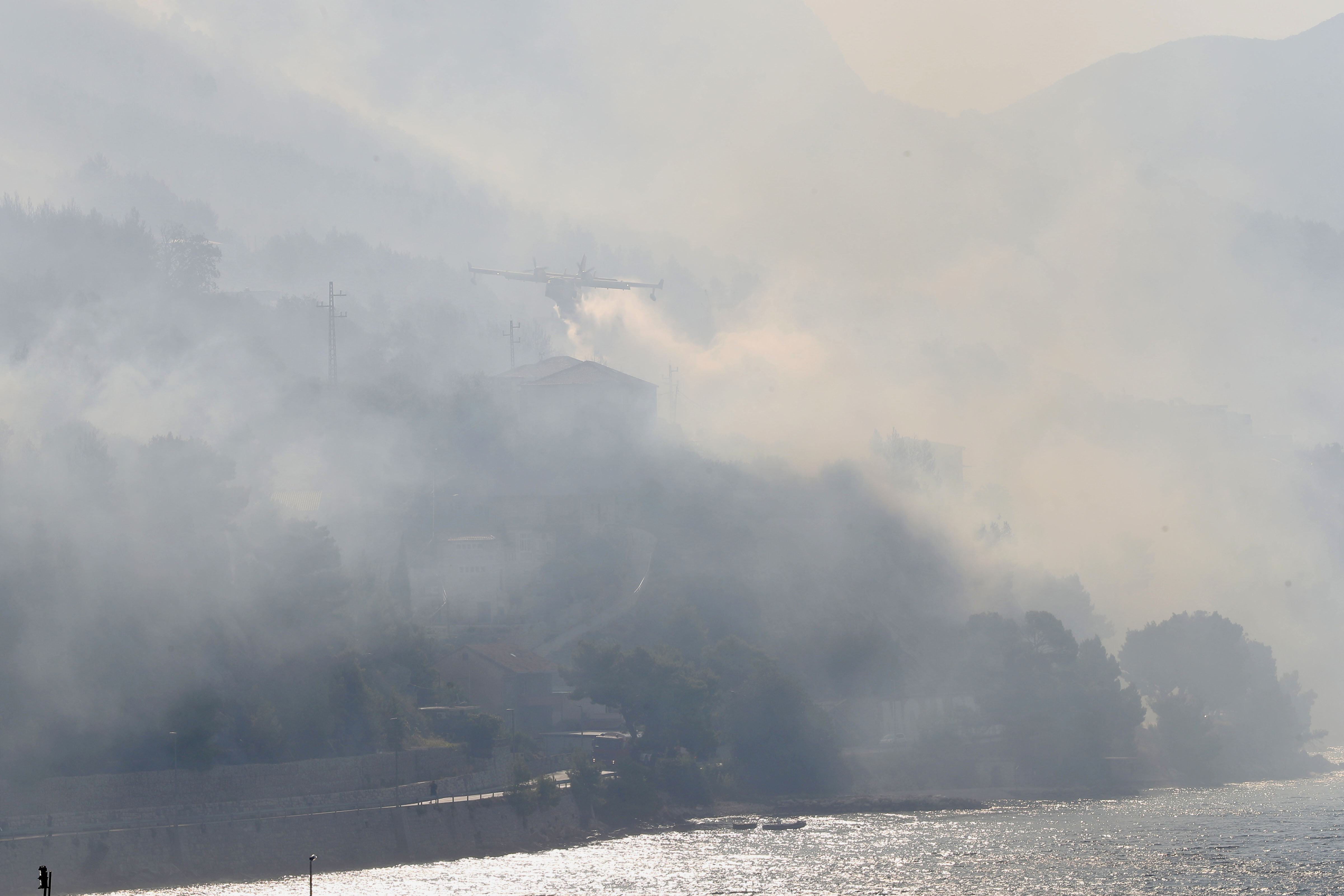 11.08.225., Krilo Jesenice - Veliki požar iznad Krila Jesenice gasi više od 100 vatrogasaca Photo: Ivo Cagalj/PIXSELL