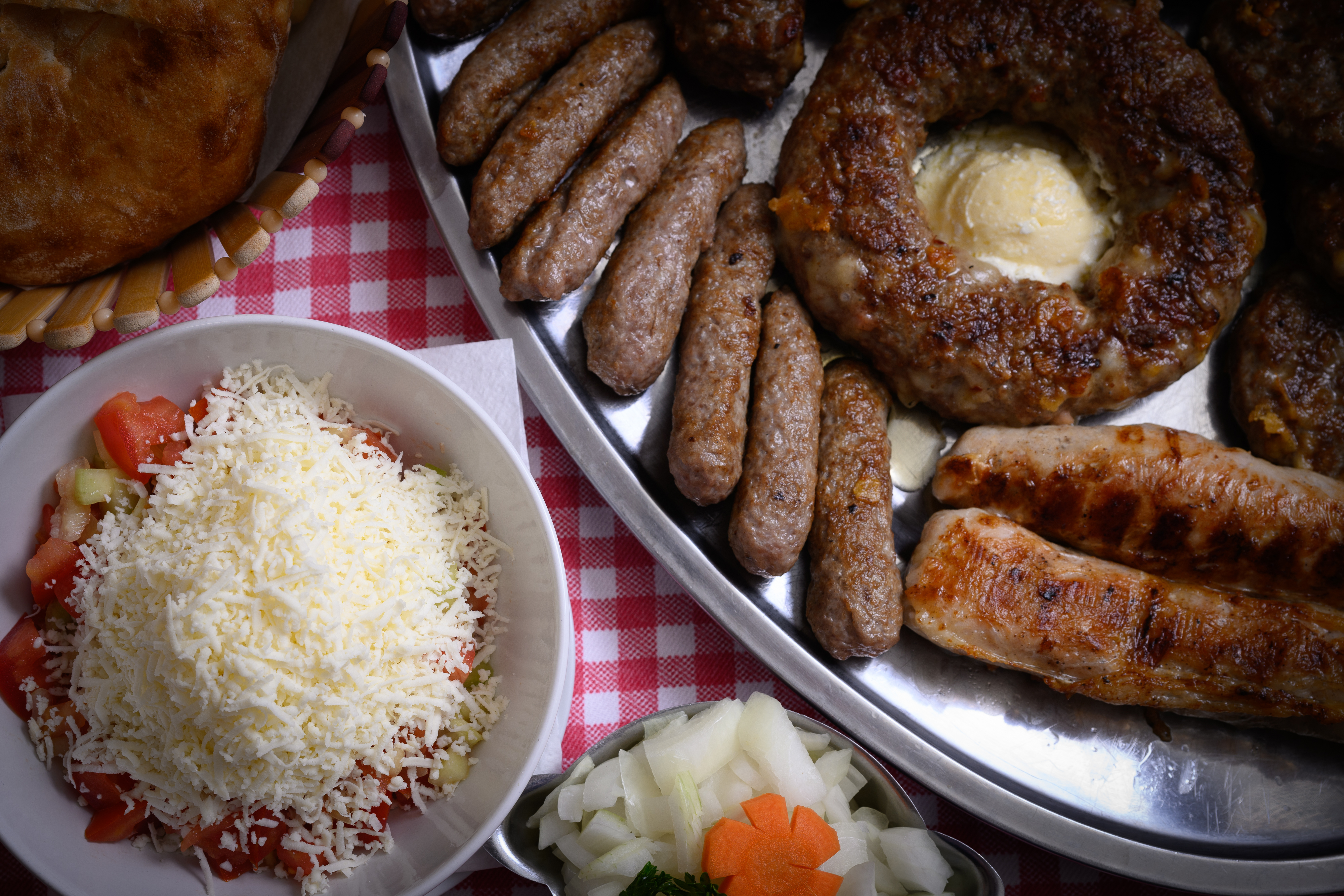 07.09.2022., Zagreb - Interijer, eksterijer i ponuda jela s rostilja u restoranu Tvornica pljeskavica Kosta.