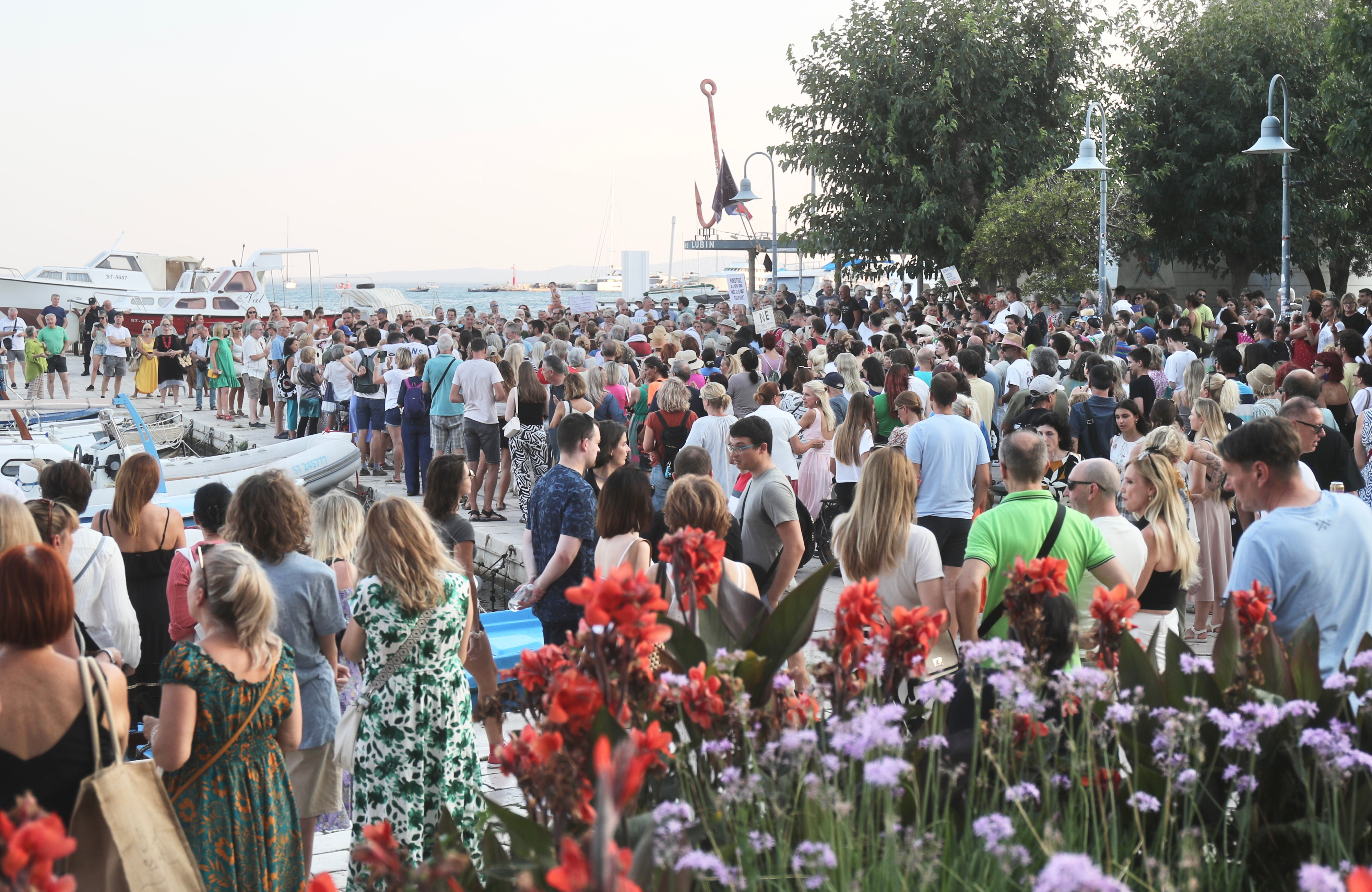 javni prosvjed protiv broda Moby Drea oblozenog azbestnim plocama koji se trenutacno nalazi u splitskom skveru.