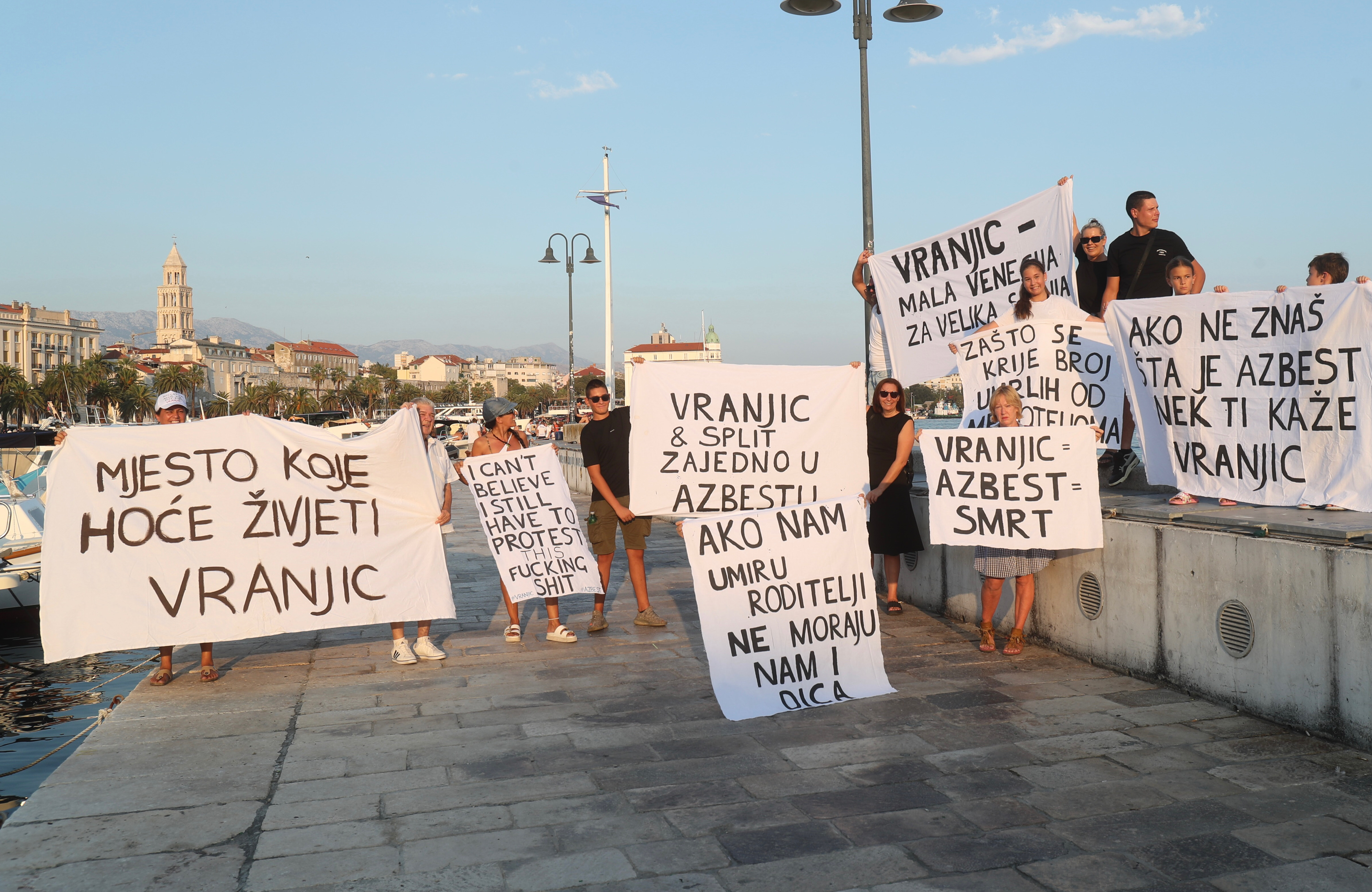 11.08.2025., Split - Udruga Zdravi Split odrzala je treci javni prosvjed protiv broda Moby Drea oblozenog azbestnim plocama koji se trenutacno nalazi u splitskom skveru. Photo: Ivo Cagalj/PIXSELL