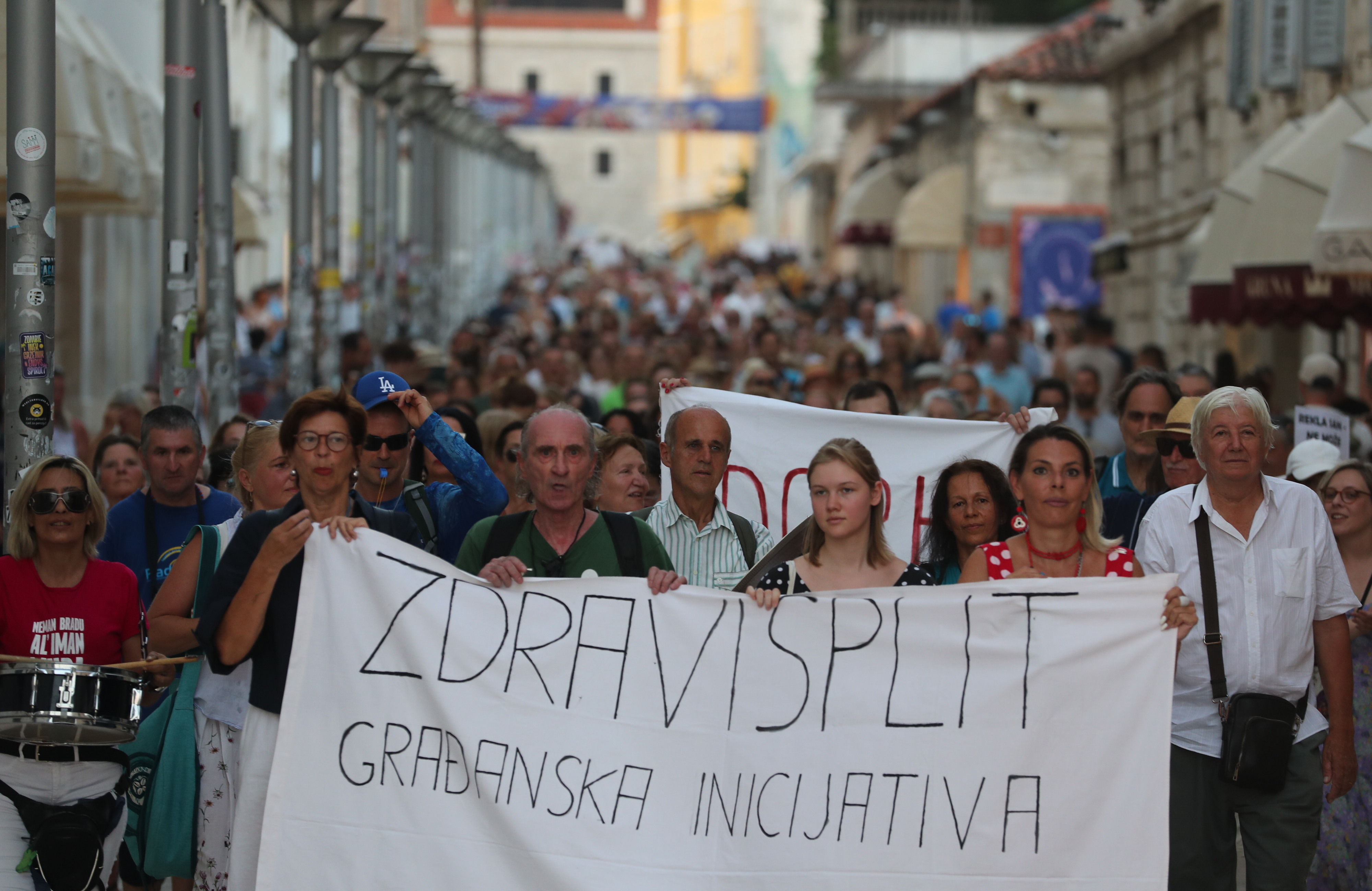11.08.2025., Split - Udruga Zdravi Split odrzala je treci javni prosvjed protiv broda Moby Drea oblozenog azbestnim plocama koji se trenutacno nalazi u splitskom skveru. Photo: Ivo Cagalj/PIXSELL