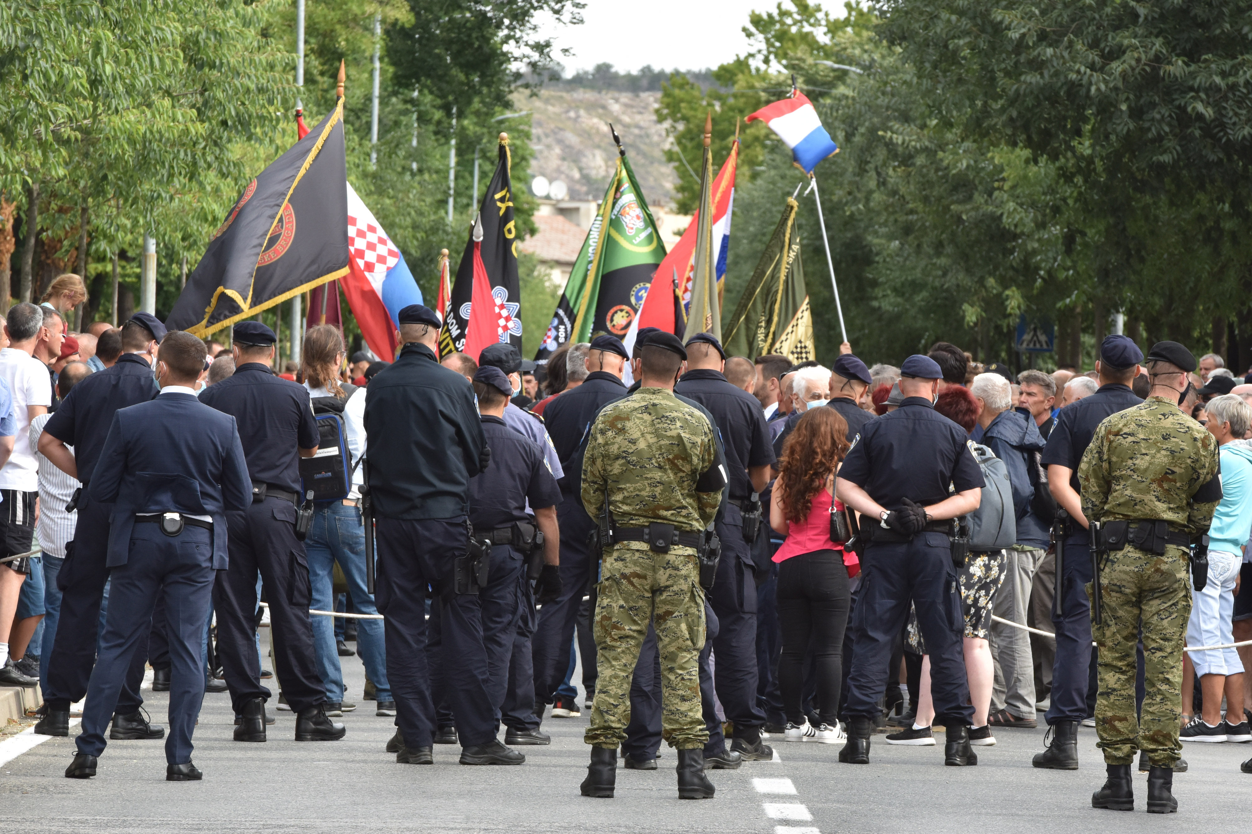 05.08.2020., Knin - Pripadnici HOS-a sa svojim obiljezjima i zastavama