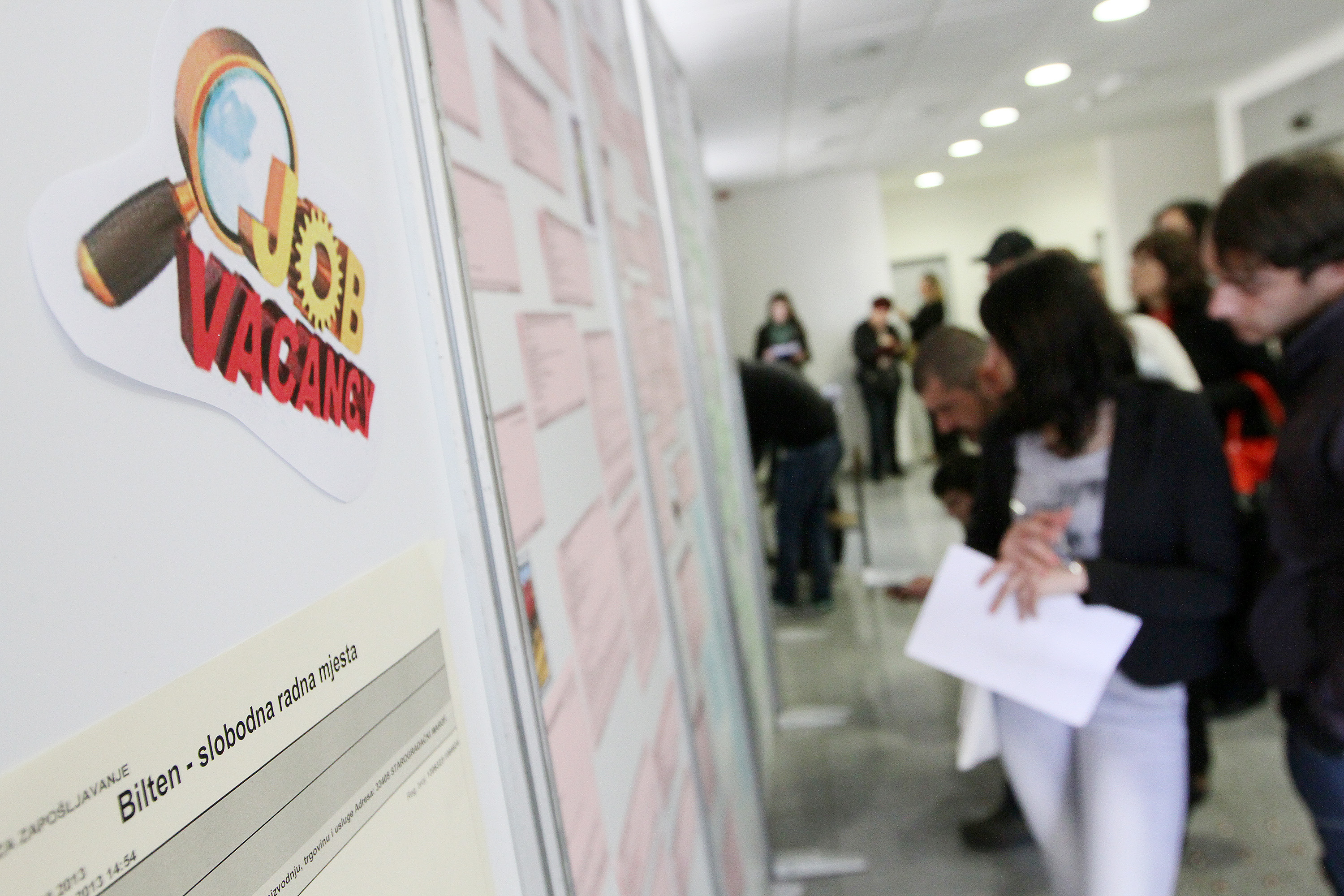 18.10.2013., Koprivnica - Stotine mladih i starih nezaposlenih gradjana svih strucnih sprema doslo je na 7. Sajam poslova u sportskoj dvorani OS A. N. Gostovinski da vide kakvi se poslovi nude. Photo: Marijan Susenj/PIXSELL