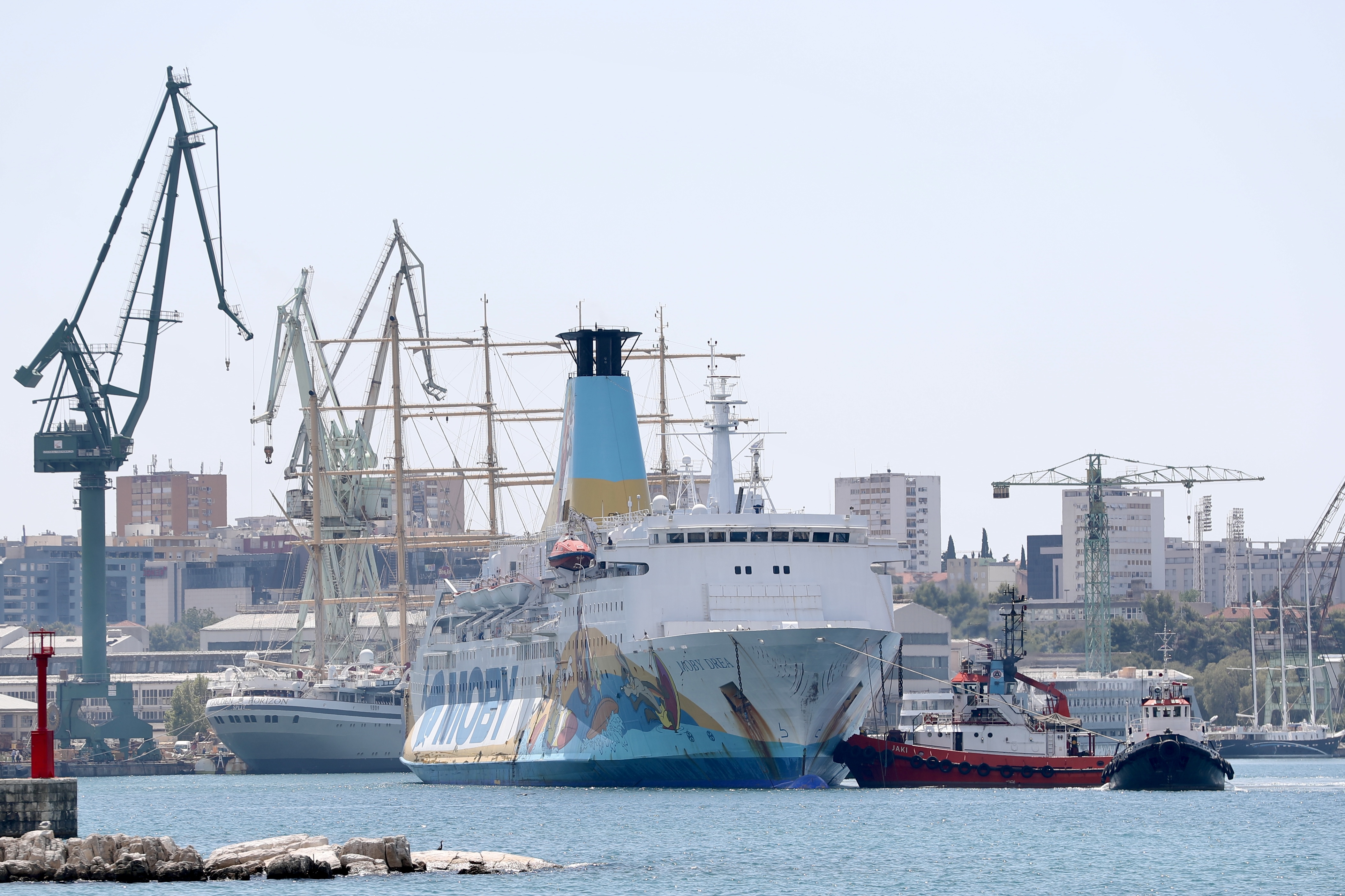 31.07.2025., Split - Uplovljavanje broda s azbestom Moby Drea u splitski skver.  Photo: Ivo Cagalj/PIXSELL