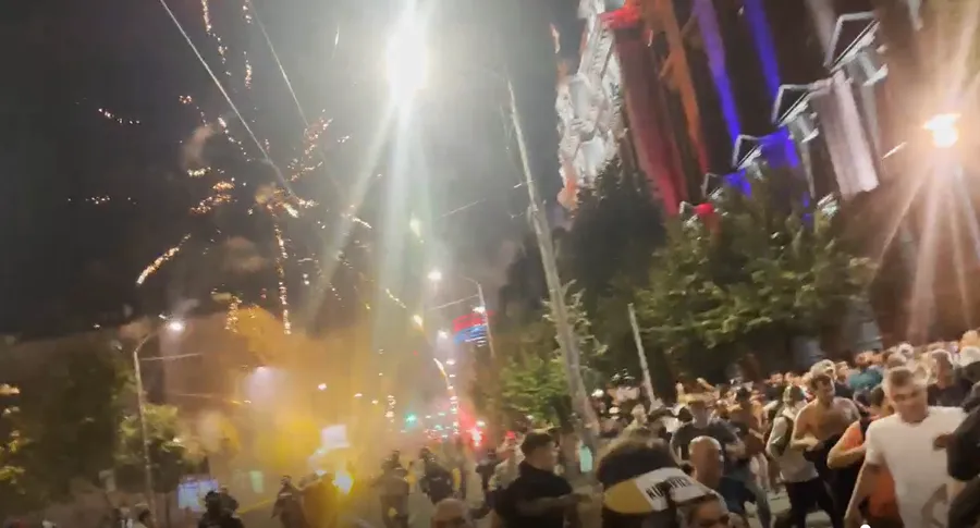 pirotehnika na prosvjedima u novom sadu