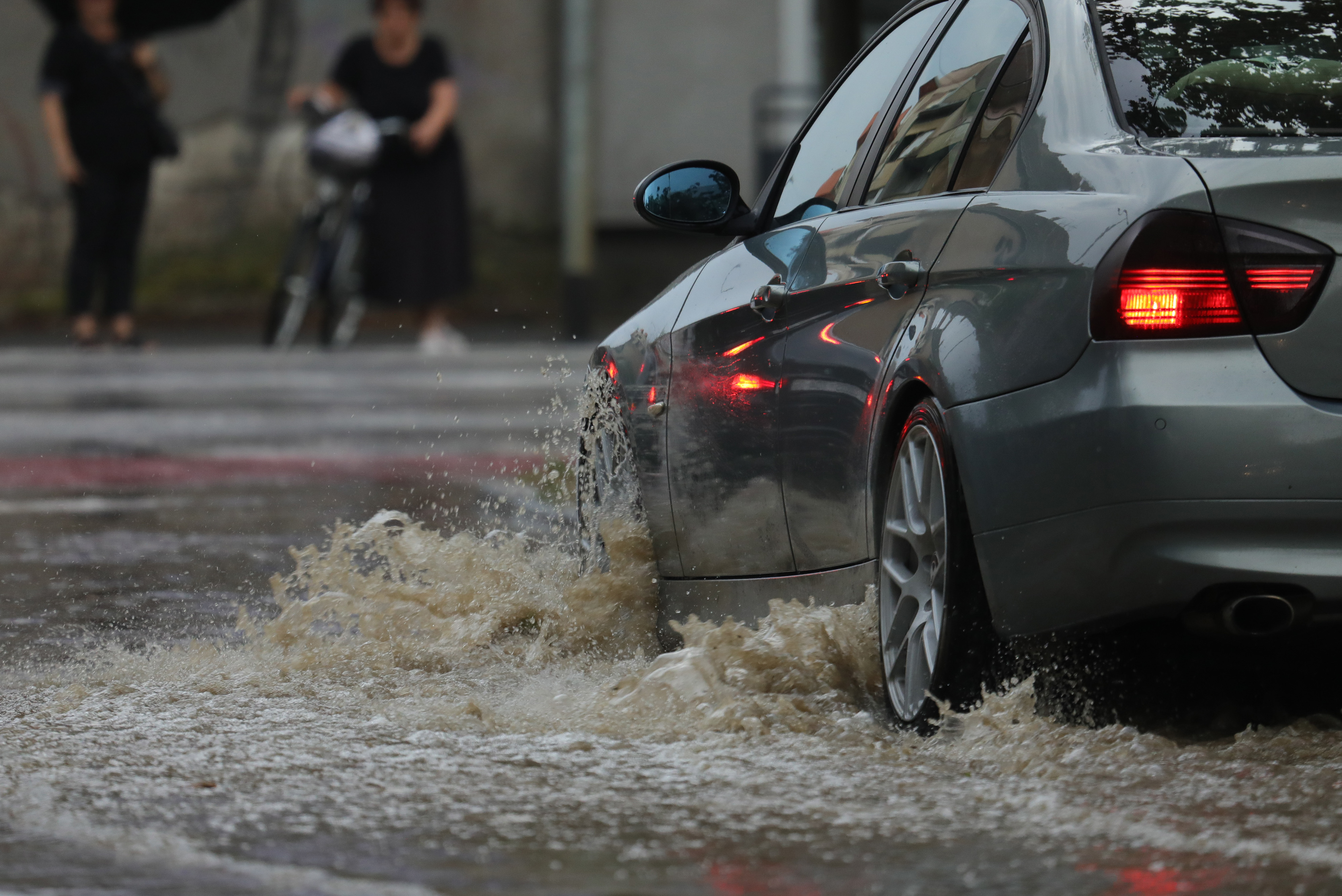 17.08.2025., Istarska ulica, Osijek - Velika kolicina kise izazvala probleme s odvodnjom.