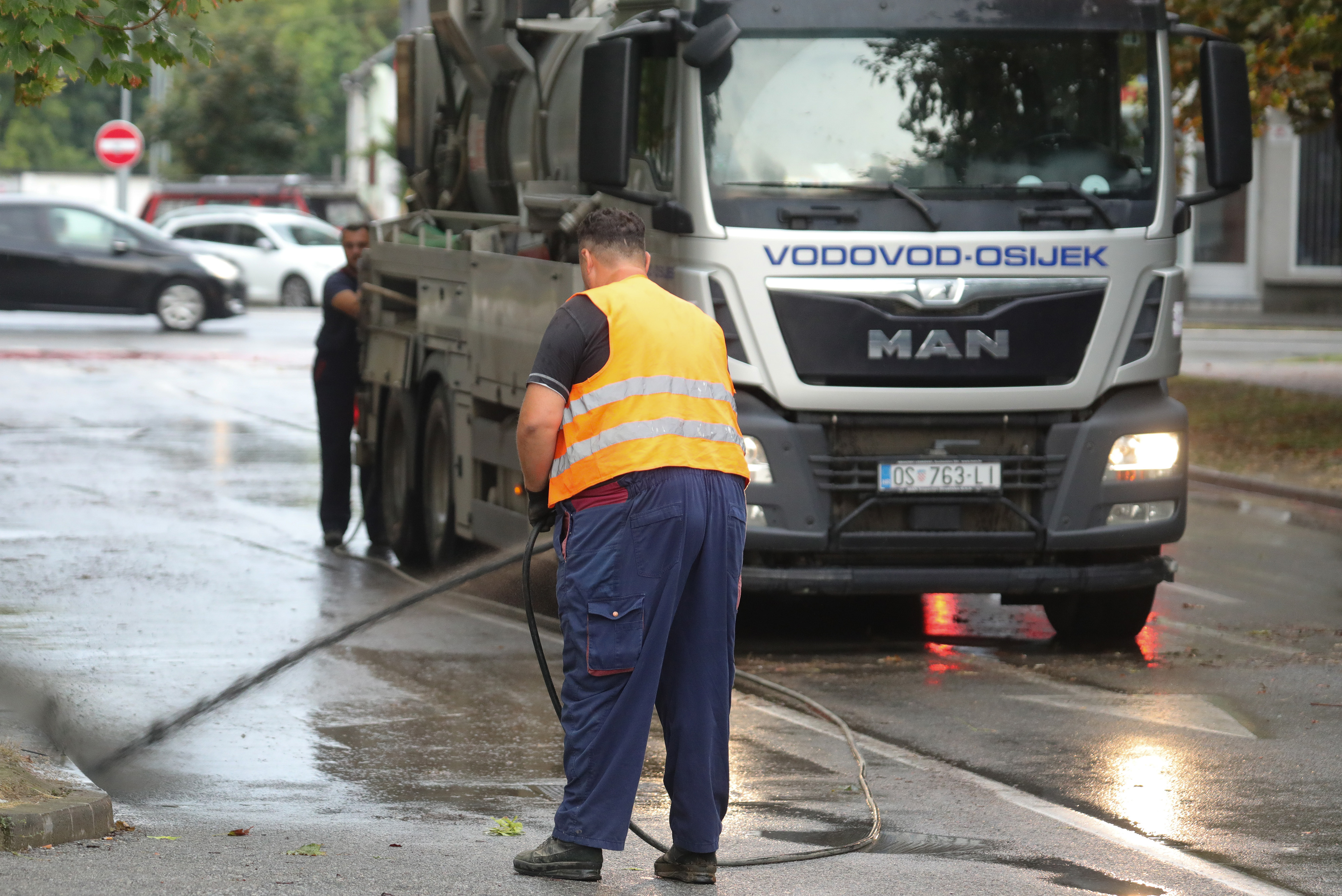 17.08.2025., Istarska ulica, Osijek - Velika kolicina kise izazvala probleme s odvodnjom.