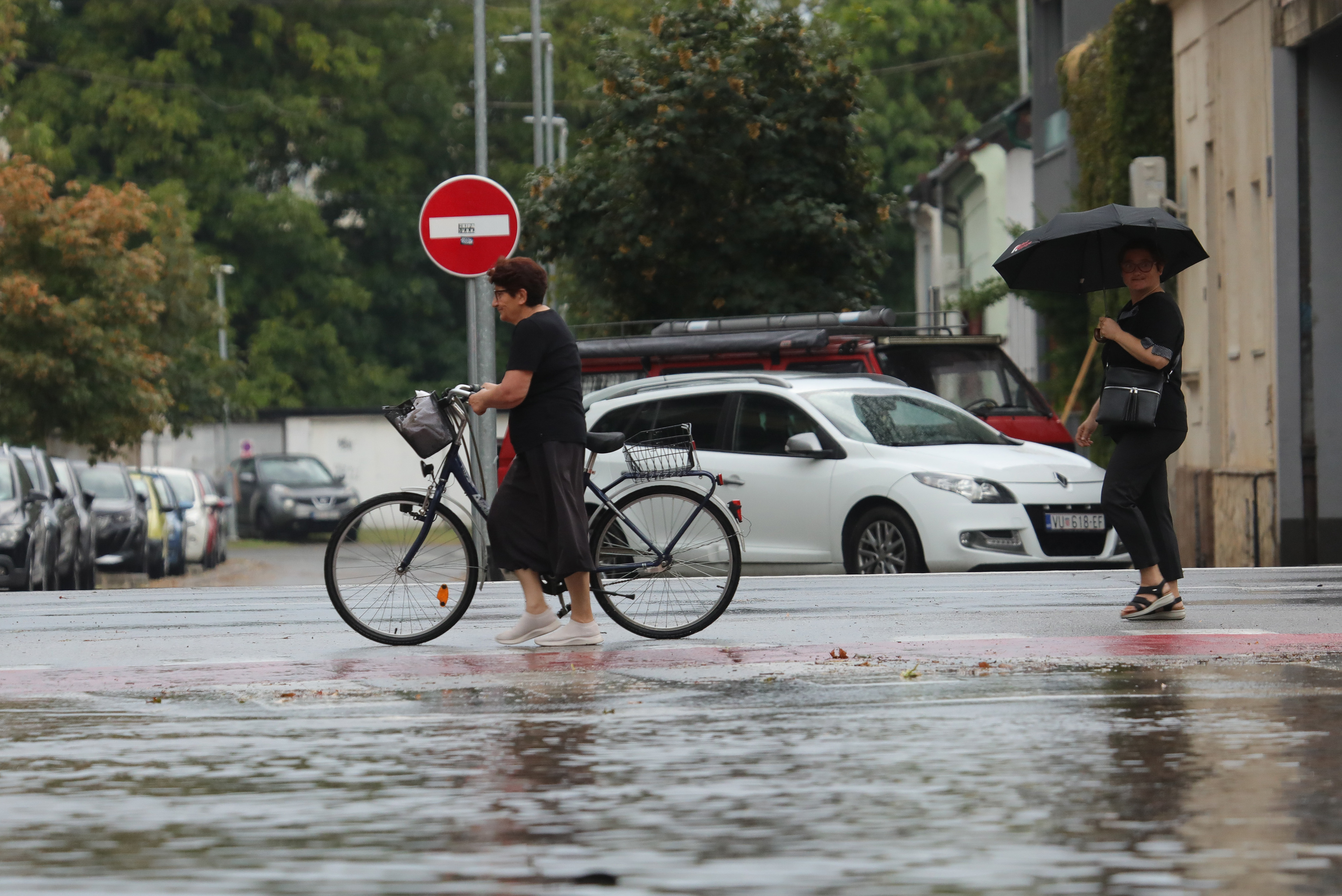 17.08.2025., Istarska ulica, Osijek - Velika kolicina kise izazvala probleme s odvodnjom.  Photo: David Jerkovic/PIXSELL